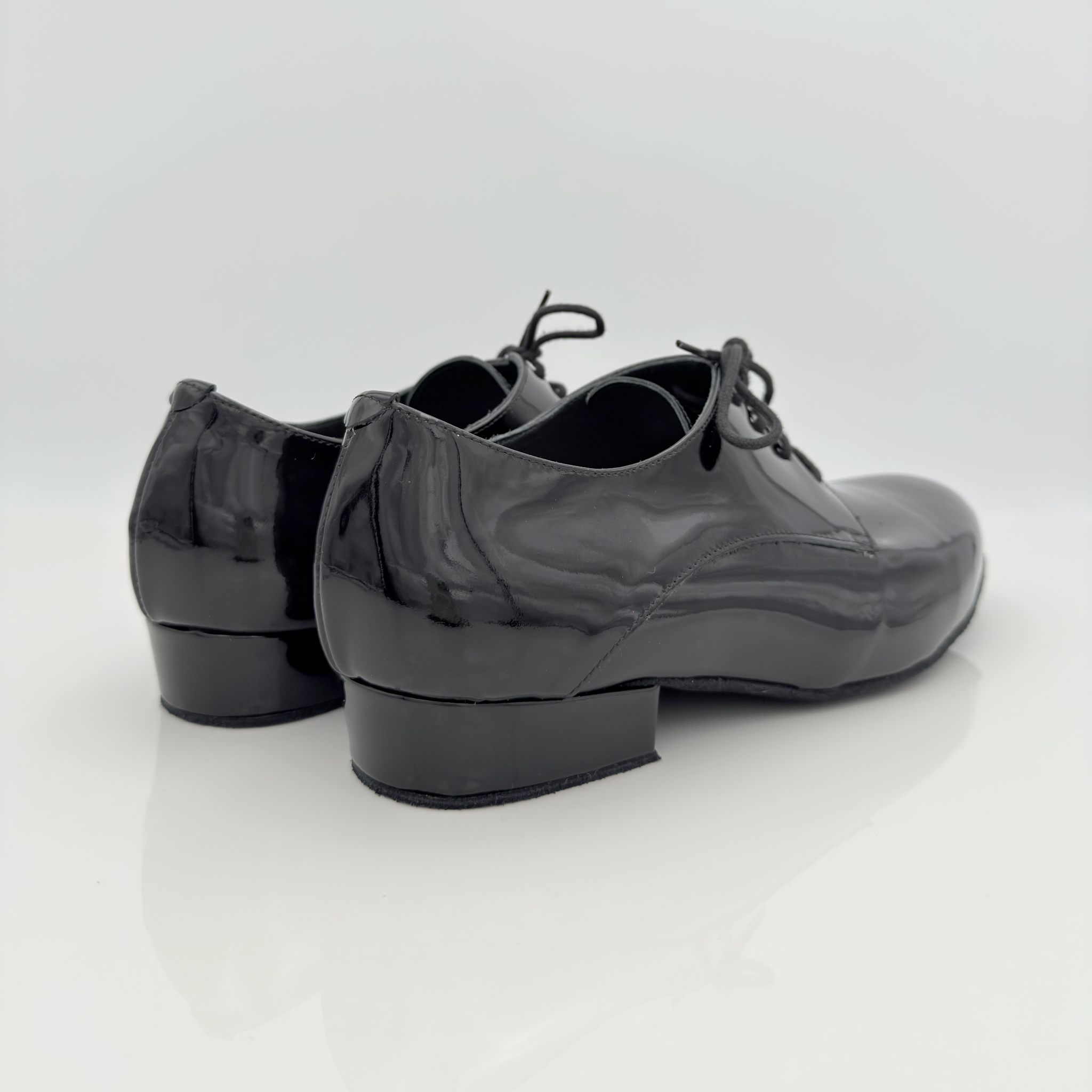 Dettaglio lacci cotone non cerati Mod. 2CAL Carlos art. 303V scarpa ballo uomo pelle verniciata nera tomaia chiusa pianta larga punta chiusa danze standard Nicole Rimini made in Italy
