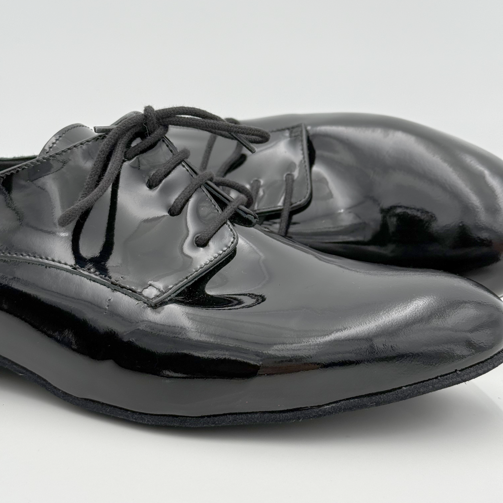 Carlos art. 303V Nicole Rimini scarpa ballo uomo pelle verniciata nera lucida tacco basso 2,5HSU punta chiusa scrollo quadrato F5P2 suola bufala danze standard balli da sala artigianale italiano
