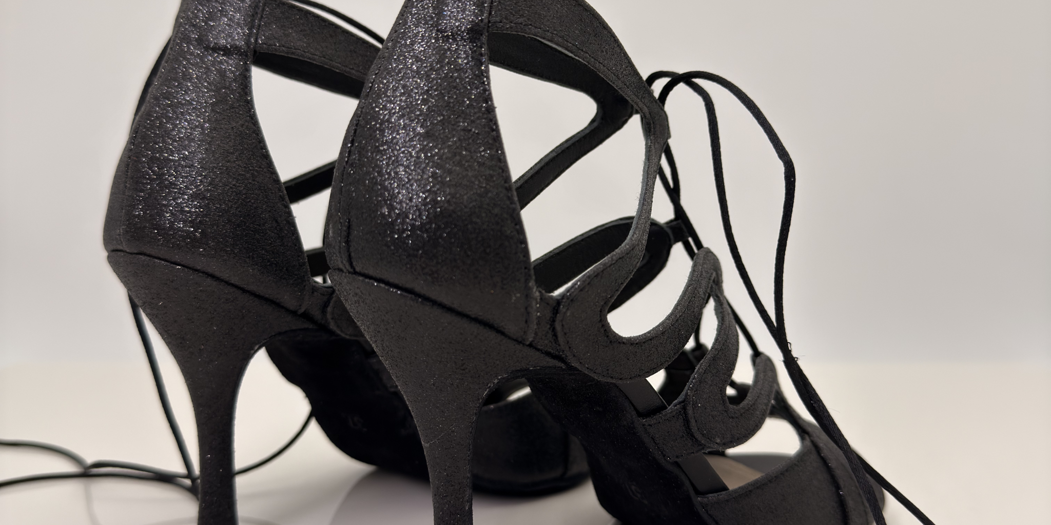 Carolina art.234G Nicole Rimini scarpe da ballo kizomba vista laterale tessuto glitter fine nero tacco spillo stiletto 9HS allacciatura schiava 1CAS avvolgente suola bufala danze afro latine semba urban kiz made in Italy

