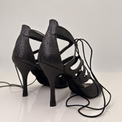 Carolina art.234G Nicole Rimini scarpe da ballo kizomba vista laterale tessuto glitter fine nero tacco spillo stiletto 9HS allacciatura schiava 1CAS avvolgente suola bufala danze afro latine semba urban kiz made in Italy
