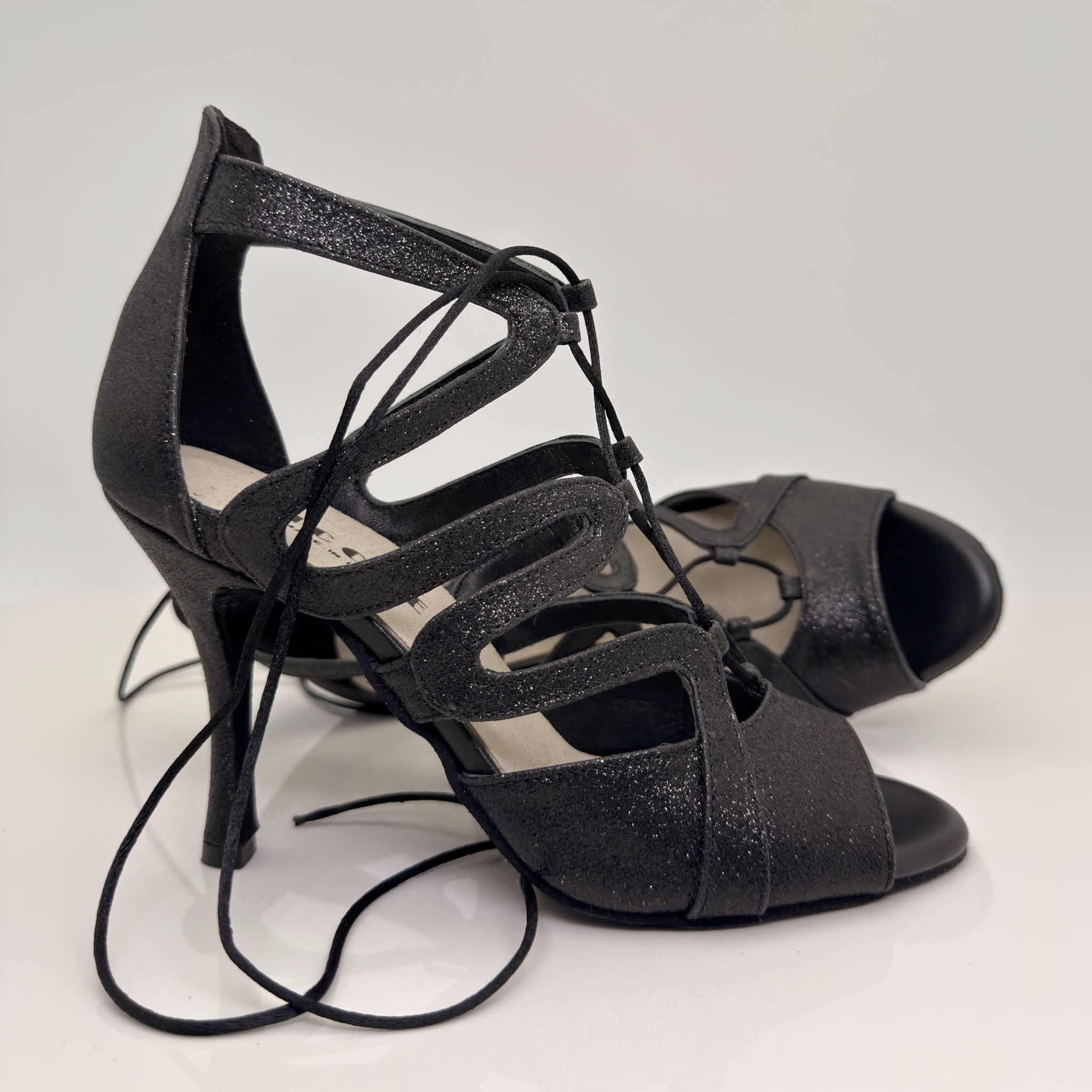 Carolina art.234G Nicole Rimini tacco spillo 9HS vista posteriore scarpe kizomba tessuto glitter fine nero punta aperta semi-arrotondata F1P1 allacciatura schiava 1CAS danze caraibici semba urban kiz professionale made in Italy
