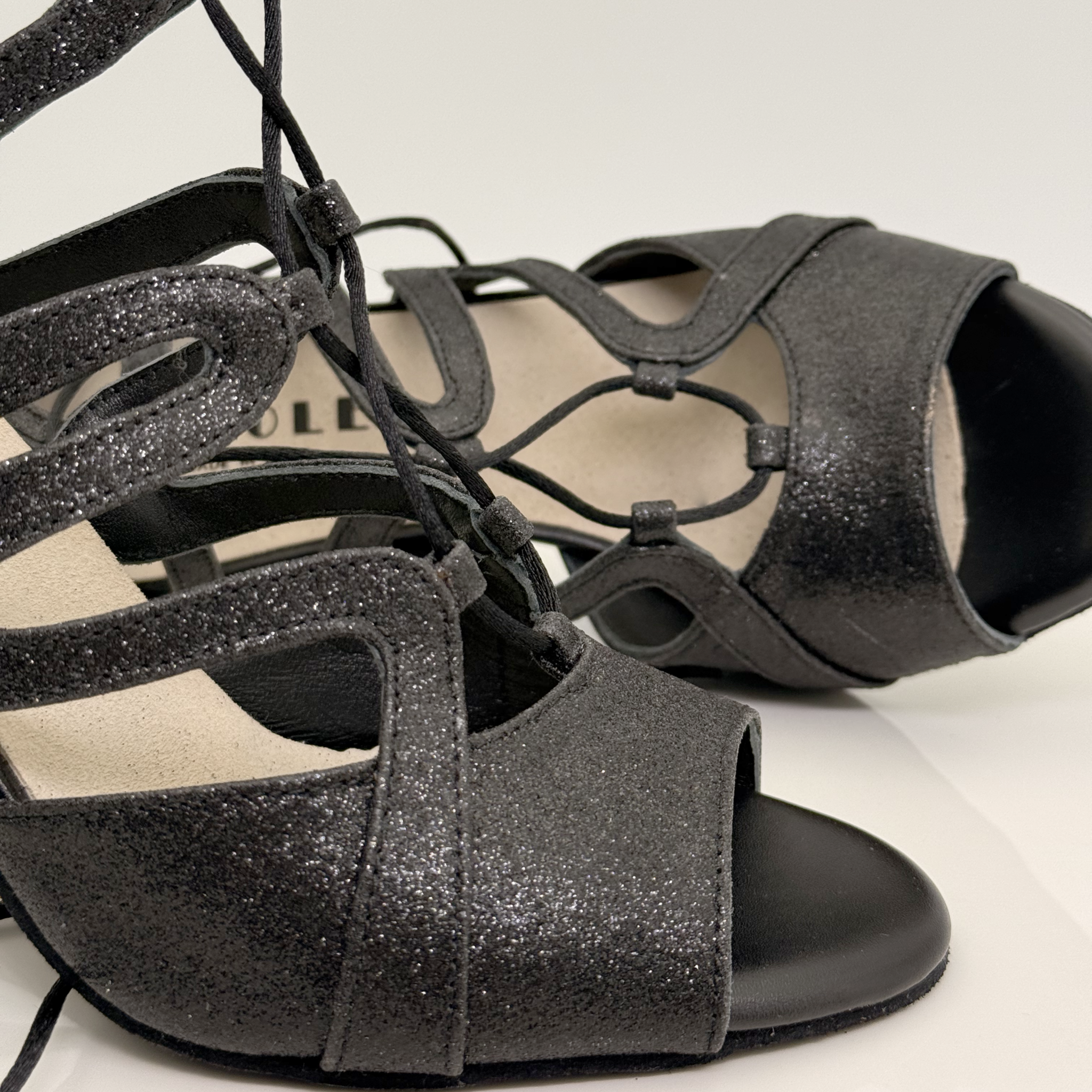 Carolina art.234G Nicole Rimini dettaglio allacciatura alla schiava Mod. 1CAS particolare incrociata tessuto glitter fine nero regolabile caviglia regolare scarpe kizomba artigianale made in Italy qualità premium
