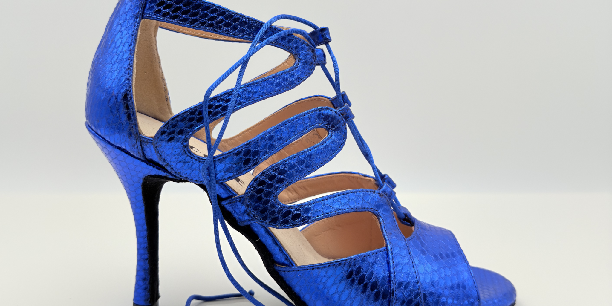 Carolina art.234 Nicole Rimini scarpe kizomba vista frontale tessuto stampato pitone blu elettrico allacciatura schiava Mod. 1CAS particolare incrociata tacco spillo 9HS punta aperta F1P1 fascia semplice memory gel artigianale made in Italy
