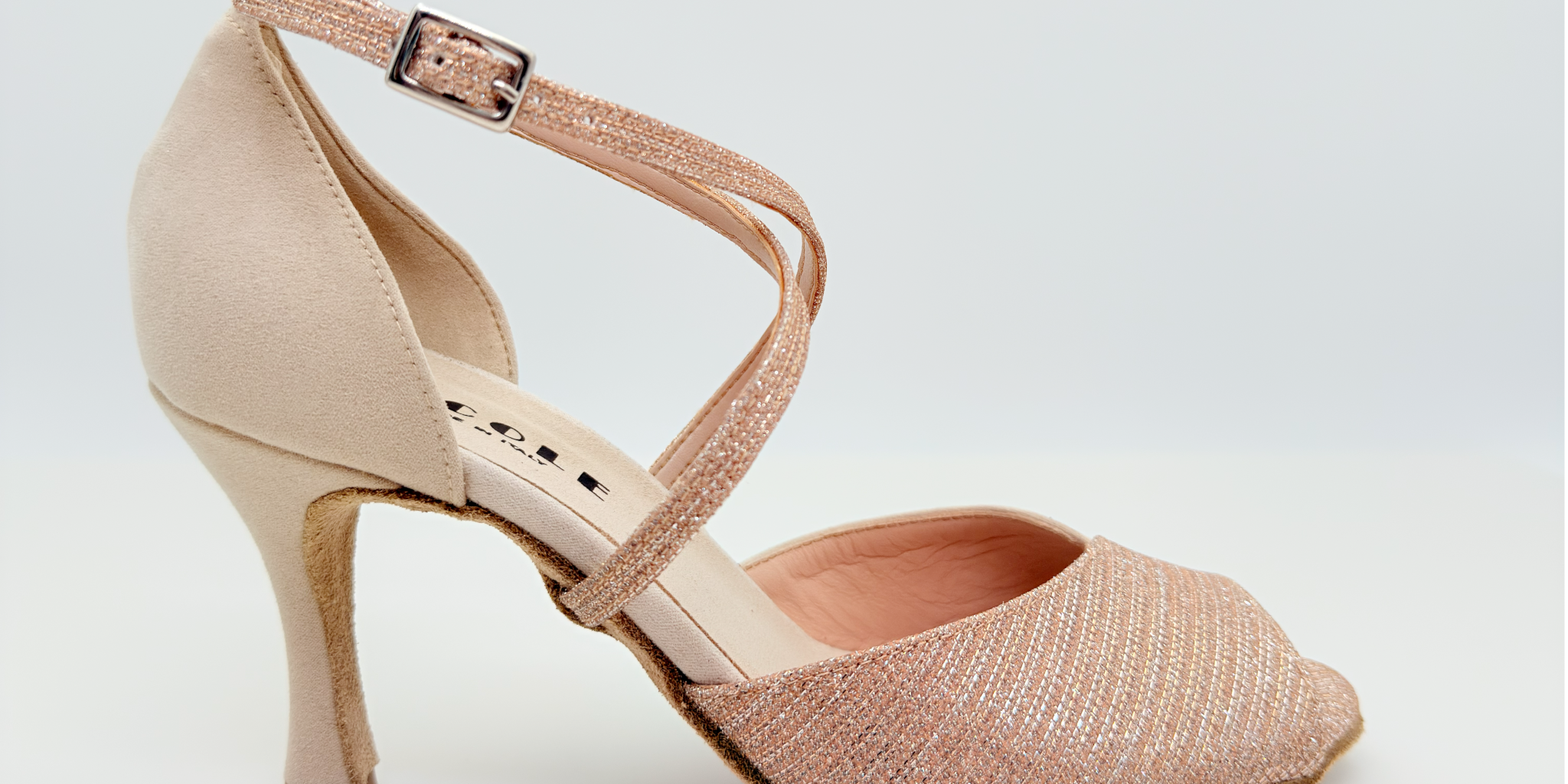 Chiara art. 113 scarpa da ballo donna tessuto scamosciato beige e glitterato mireya cipria tacco rocchetto 8cm vista frontale cinturino incrociato collo piede suola bufala salsa bachata Nicole Rimini made in Italy
