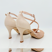 Chiara art. 113 scarpa da ballo tessuto scamosciato beige glitterato cipria vista laterale destra tacco rocchetto 8HR cinturino incrociato 3CAI punta spuntata poco aperta kizomba liscio Nicole Rimini artigianale
