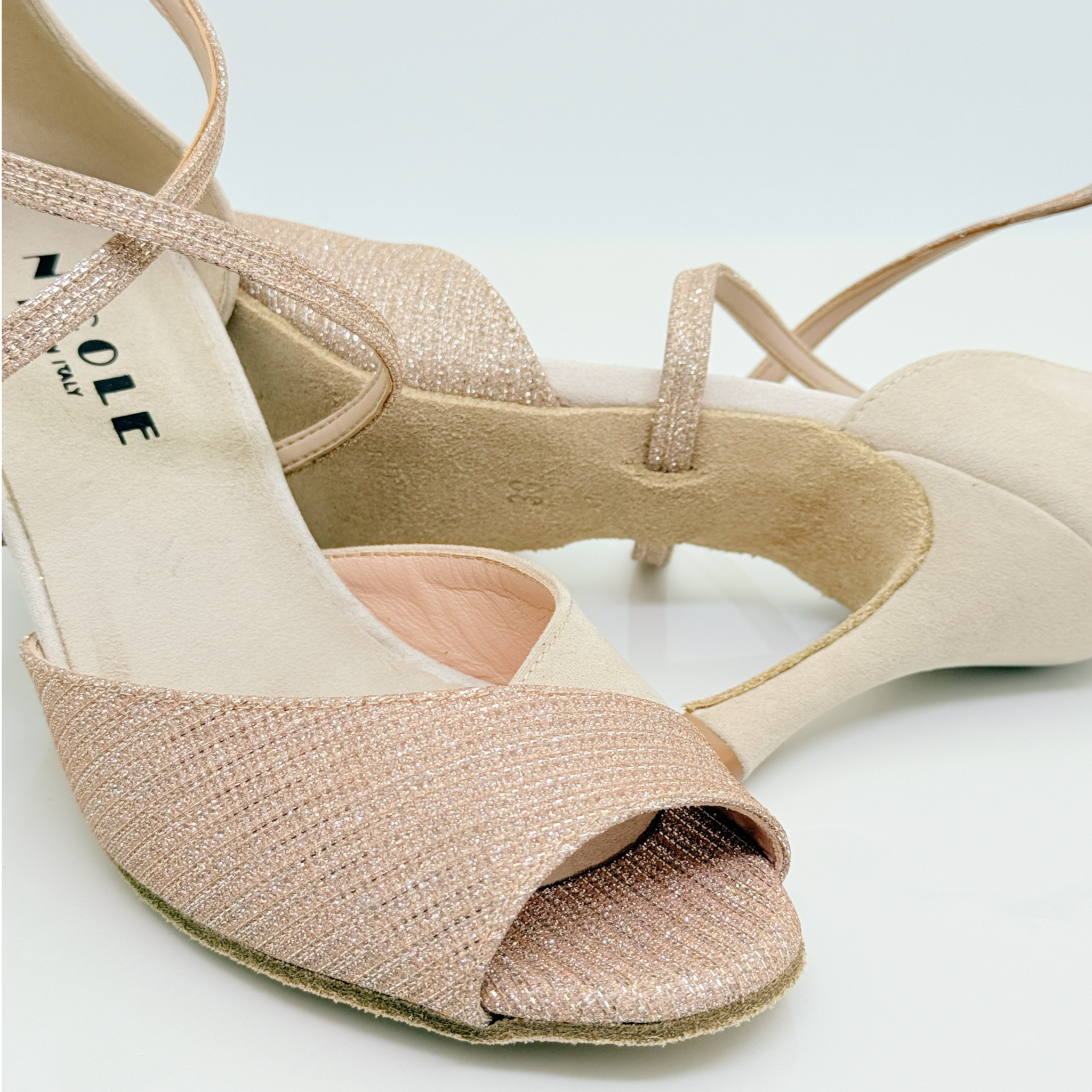 Chiara art. 113 scarpa da ballo tessuto scamosciato beige glitterato mireya cipria vista posteriore tacco rocchetto 8HR cinturino incrociato collo piede 3CAI suola bufala kizomba tango Nicole Rimini artigianale
