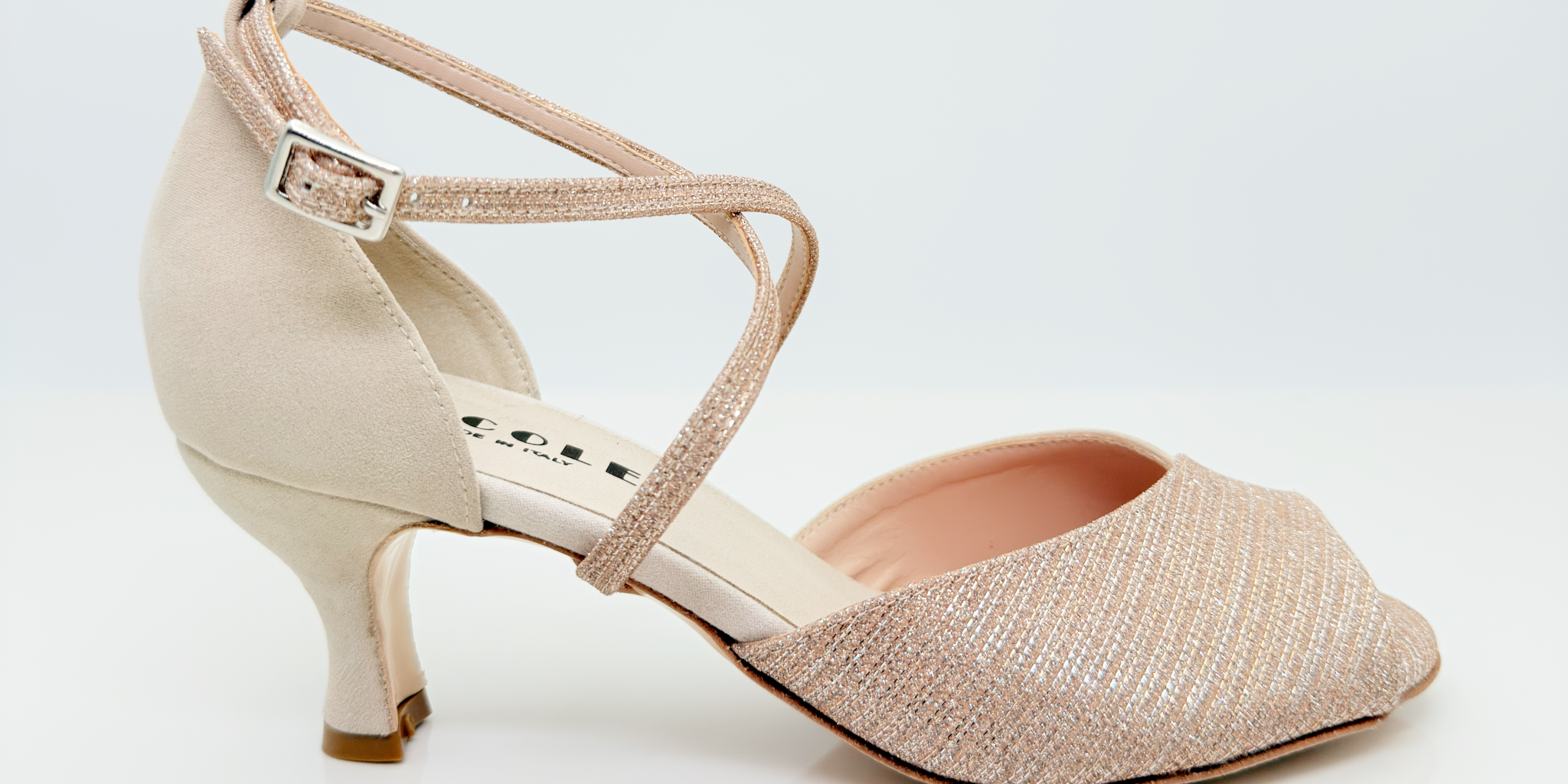 Chiara art. 113 scarpe da ballo liscio donna in tessuto scamosciato beige e glitter mireya cipria, cinturino incrociato collo piede con asola Mod. 3CAI, tacco rocchetto 5HR, punta spuntata poco aperta F4P1, suola cuoio, made in Italy Nicole Rimini
