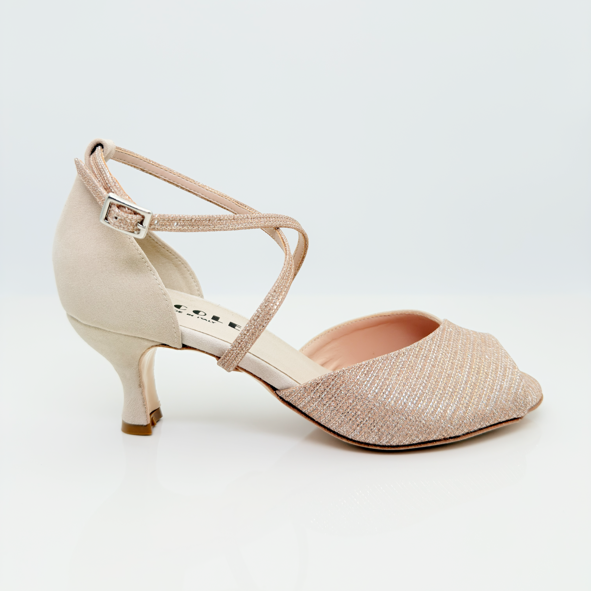 Chiara art. 113 scarpe da ballo liscio donna in tessuto scamosciato beige e glitter mireya cipria, cinturino incrociato collo piede con asola Mod. 3CAI, tacco rocchetto 5HR, punta spuntata poco aperta F4P1, suola cuoio, made in Italy Nicole Rimini
