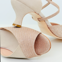 Chiara art. 113 Nicole Rimini vista posteriore, tacco rocchetto 5HR cinque centimetri tessuto scamosciato beige, punta spuntata poco aperta F4P1, suola cuoio pomiciato per scivolamento e flessibilità, scarpe da ballo liscio folk romagnolo made in Italy
