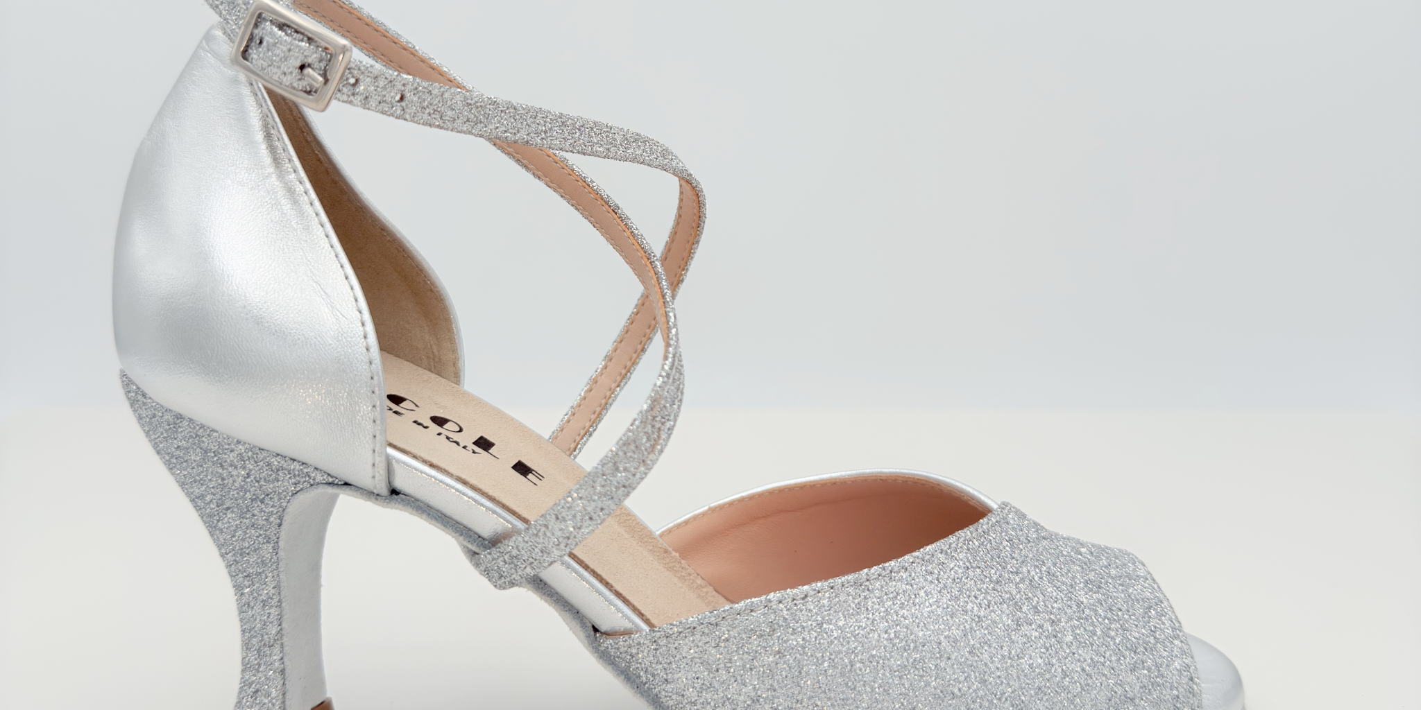 Chiara art. 113P scarpa da ballo liscio folk donna pelle laminata argento e glitter fine argento vista frontale cinturino incrociato collo piede Mod. 3CAI tacco rocchetto 7HR punta spuntata F4P1 suola bufala Nicole Rimini made in Italy
