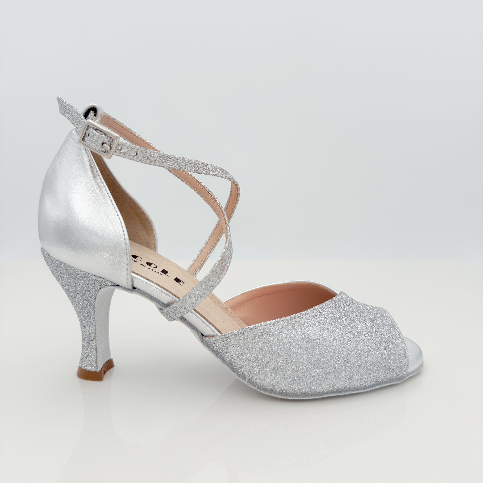 Chiara art. 113P scarpa da ballo liscio folk donna pelle laminata argento e glitter fine argento vista frontale cinturino incrociato collo piede Mod. 3CAI tacco rocchetto 7HR punta spuntata F4P1 suola bufala Nicole Rimini made in Italy
