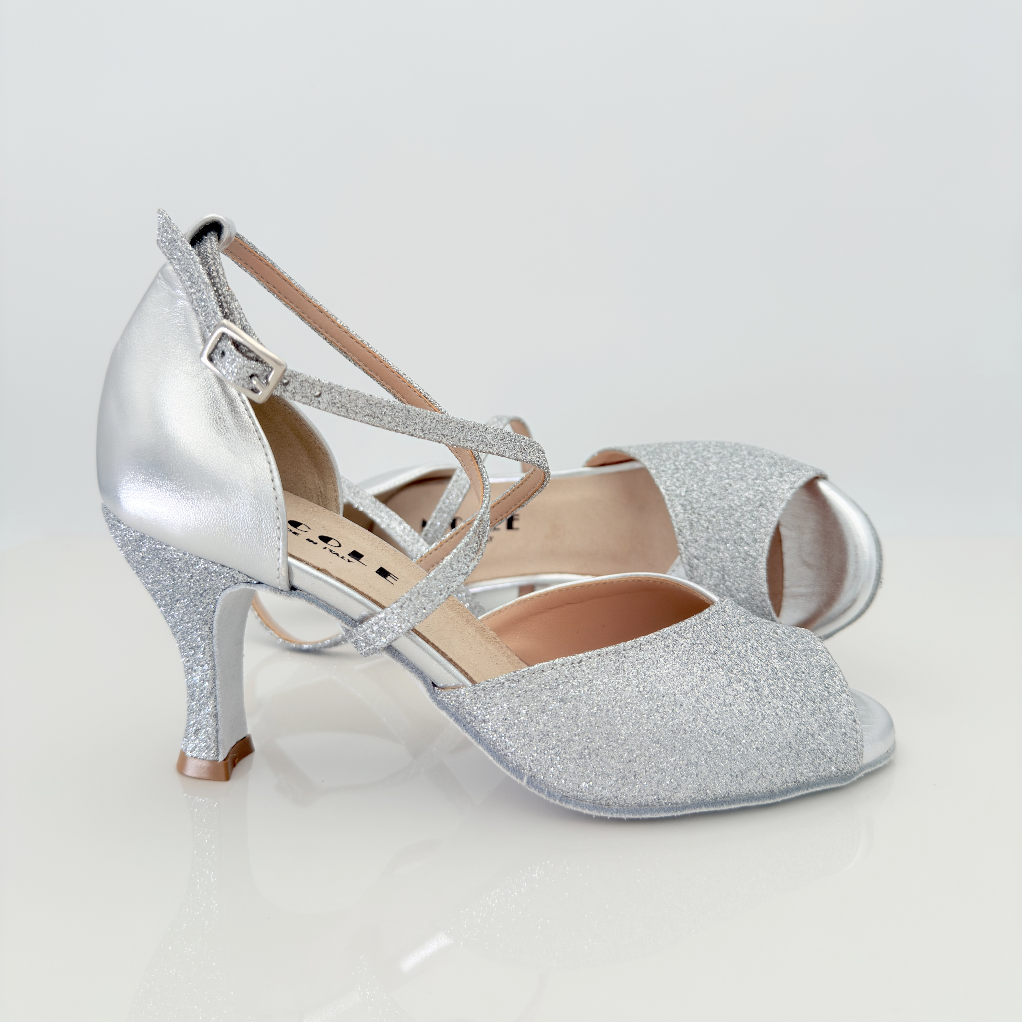 Chiara art. 113P dettaglio cinturino incrociato collo piede con asola Mod. 3CAI pelle laminata argento glitter fine argento tomaia avvolgente pianta larga scarpa ballo liscio folk romagnolo Nicole Rimini made in Italy
