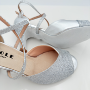 Chiara art. 113P scarpa da ballo liscio folk donna vista posteriore tacco rocchetto 7HR pelle laminata argento glitter fine cinturino incrociato 3CAI punta spuntata F4P1 suola bufala mazurka polka valzer Nicole Rimini artigianale
