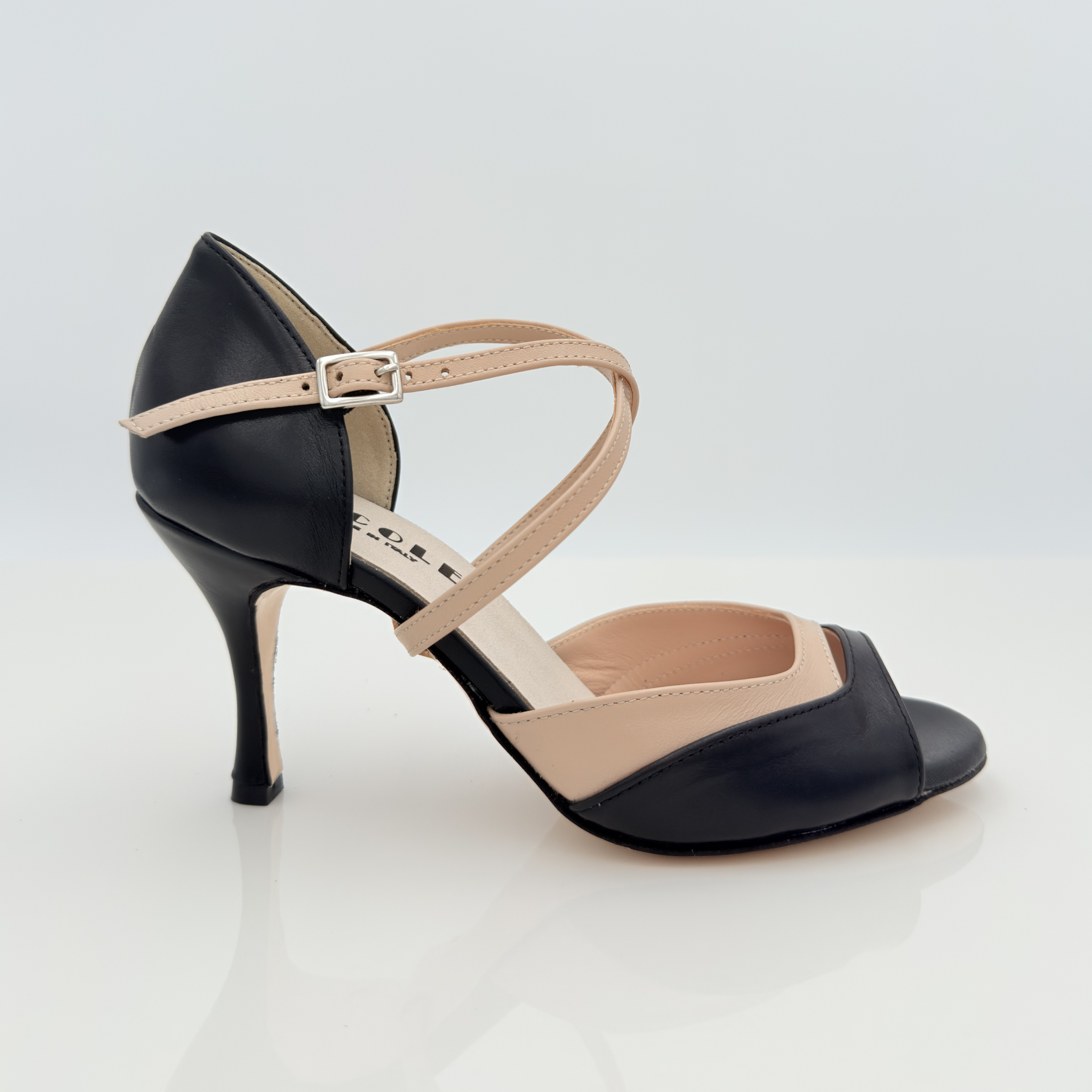 Chloe art. 225 Nicole Rimini vista laterale pelle laminata nera cipria tacco spillo 8HS cinturino 1CAI collo piede scarpa tango milonga elegante made in Italy artigianale qualità
