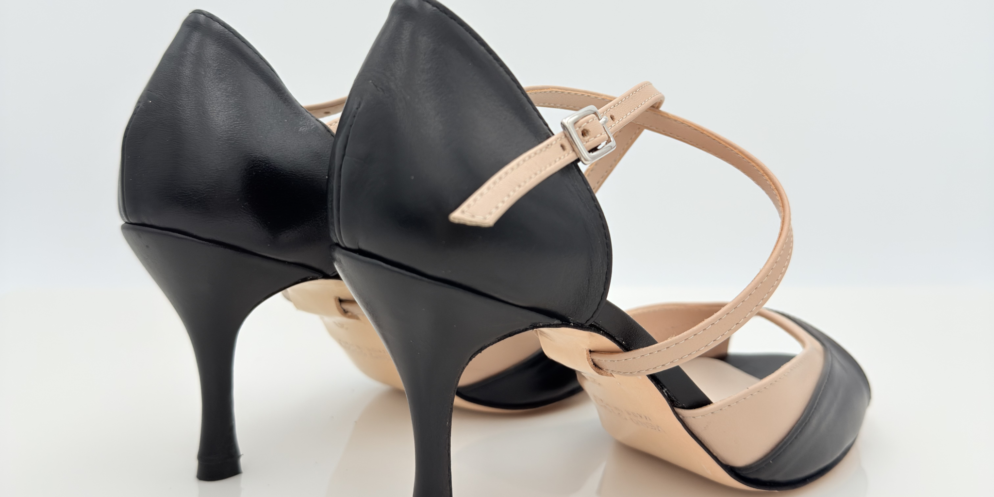 Chloe art. 225 Nicole Rimini vista frontale nero cipria bicolore pelle laminata elegante tacco spillo 8HS punta fascia semplice F1P1 tango milonga artigianale made in Italy

