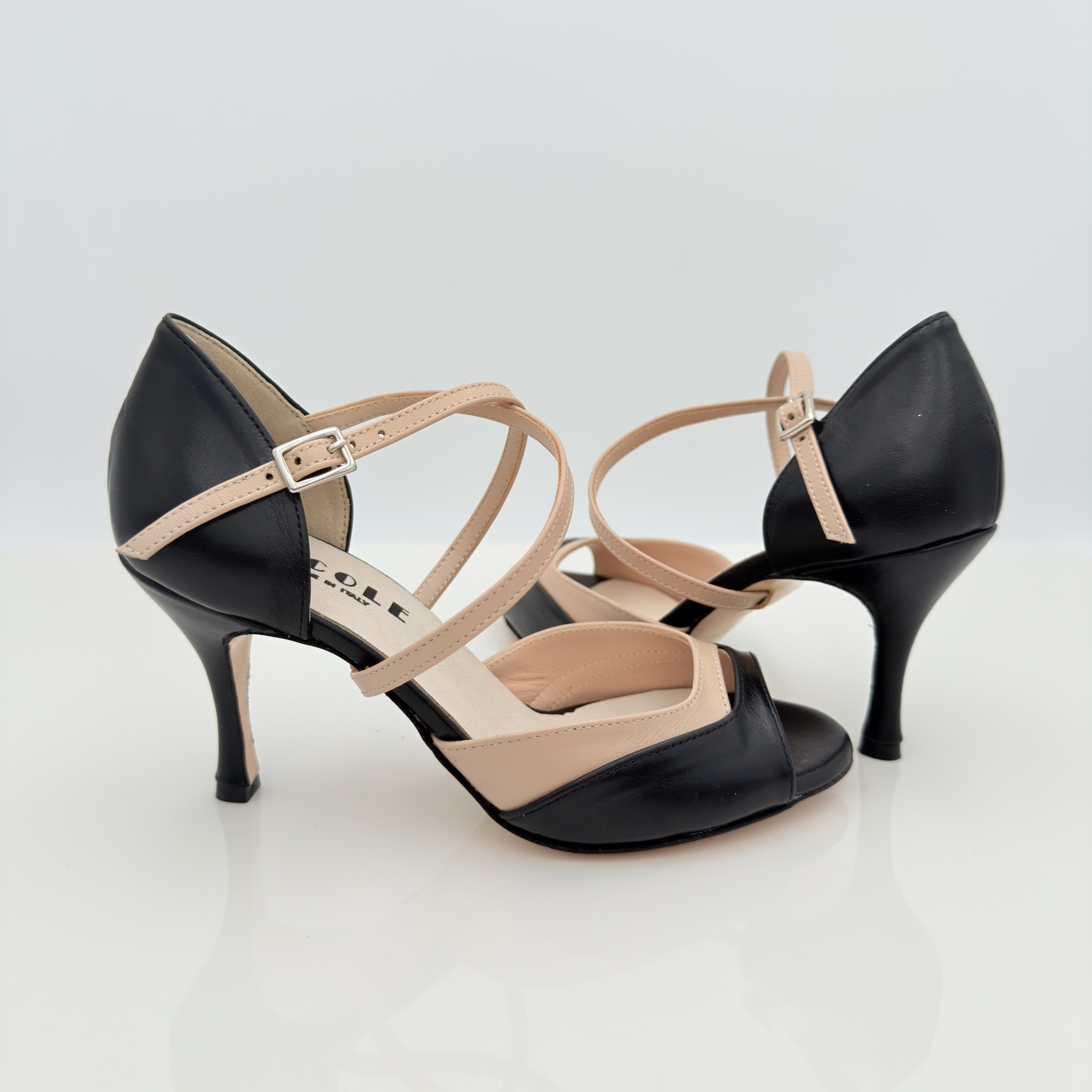 Chloe art. 225 Nicole Rimini vista posteriore tacco spillo 8HS slanciato elegante pelle laminata nera cipria tango milonga professionale made in Italy artigianale nicole rimini
