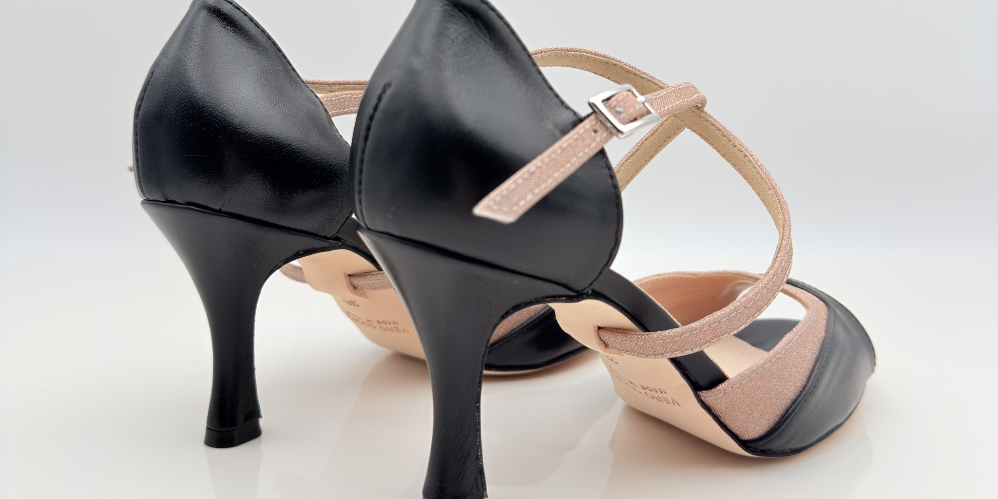 Chloe art. 225 Nicole Rimini scarpa donna pelle laminata nera microglitter rosa antico doppia fascia cinturino incrociato collo piede punta aperta semi-arrotondata tacco rocchetto 8 cm suola cuoio memory gel artigianale italiana
