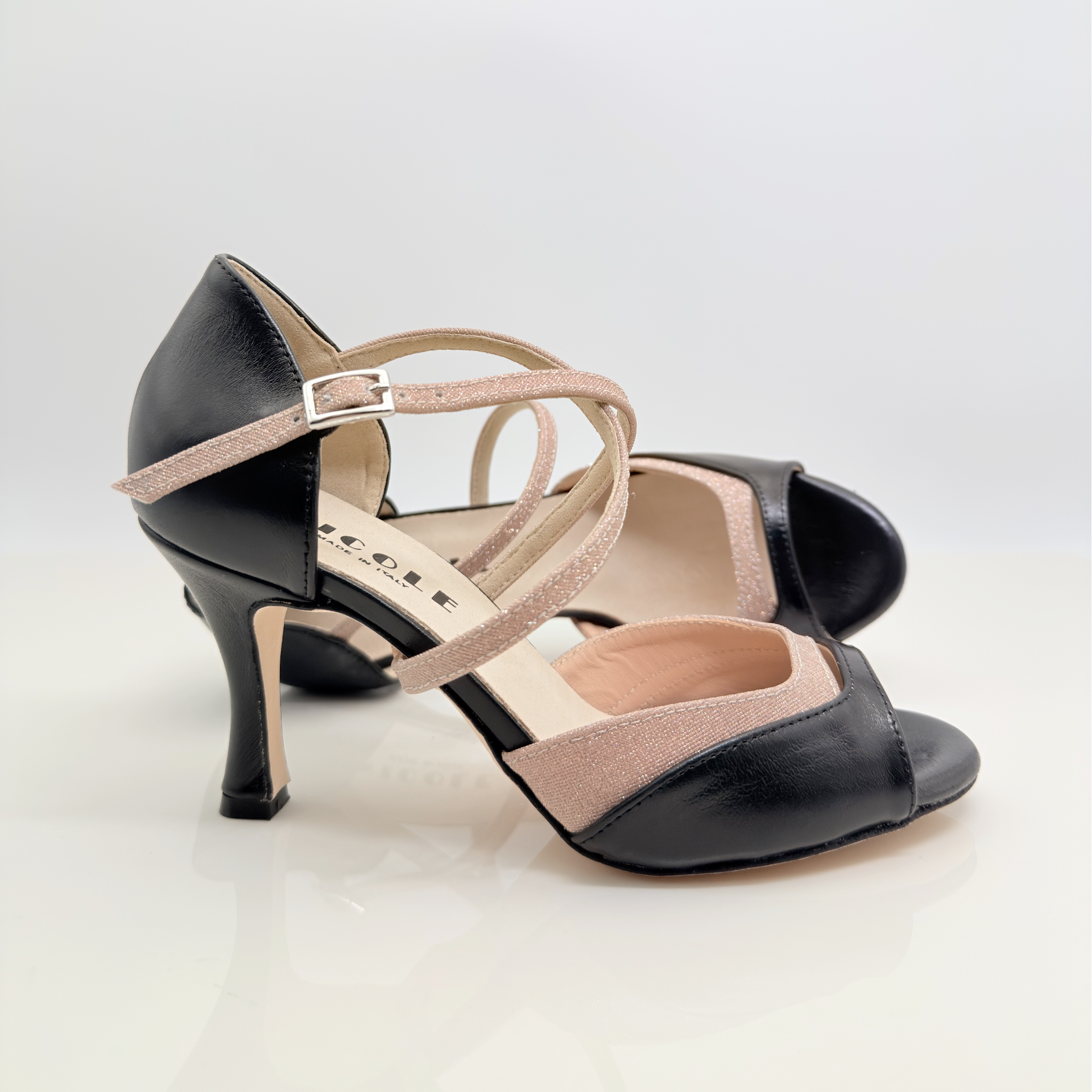 Dettaglio tomaia Chloe art. 225 doppia fascia morbida avvolgente elegante punta aperta F1P5 cinturino incrociato 2CAI pelle laminata nera microglitter rosa antico tacco rocchetto 8HR suola cuoio Nicole Rimini made in Italy
