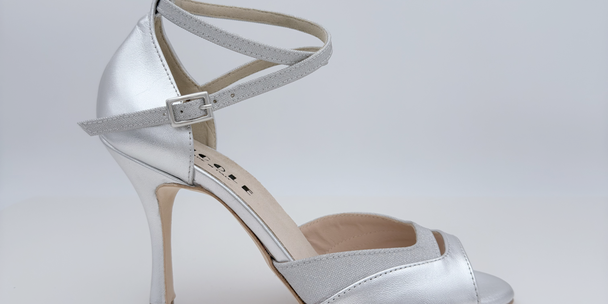 Chloe art. 225-T1 pelle laminata argento tessuto microglitter argento cinturino incrociato alla caviglia 2CAI tomaia doppia fascia tacco spillo 9HS punta aperta semi-arrotondata F1P5 suola cuoio artigianale made in Italy Nicole Rimini Armoniosa Atelier Creativo edizione limitata
