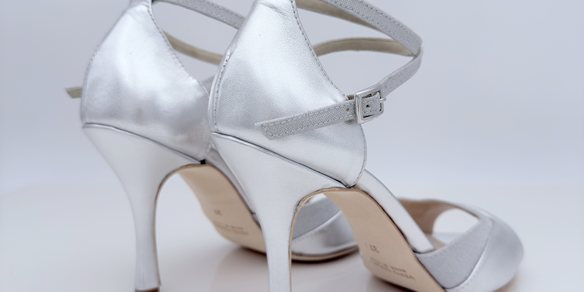 Chloe art. 225-T1 Nicole Rimini scarpa donna pelle laminata argento microglitter argento doppia fascia cinturino incrociato alla caviglia punta aperta semi-arrotondata tacco spillo 9 cm suola cuoio memory gel artigianale italiana
