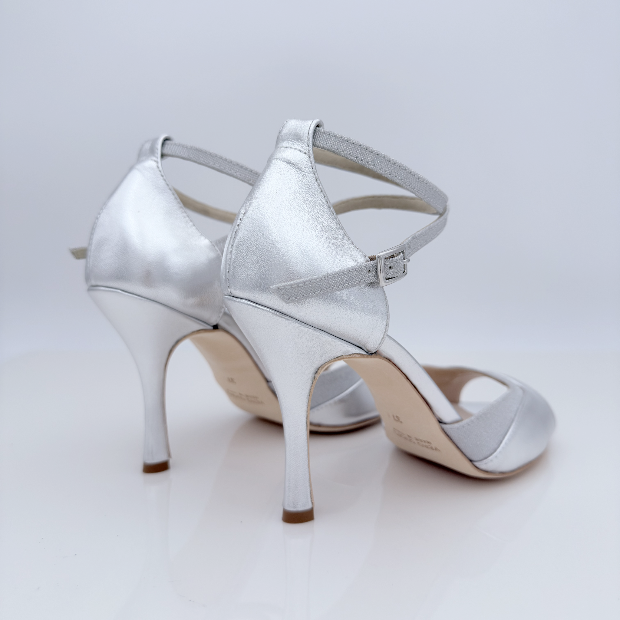 Chloe art. 225-T1 Nicole Rimini scarpa donna pelle laminata argento microglitter argento doppia fascia cinturino incrociato alla caviglia punta aperta semi-arrotondata tacco spillo 9 cm suola cuoio memory gel artigianale italiana
