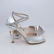 Dettaglio tomaia Chloe art. 225-T1 doppia fascia morbida avvolgente elegante punta aperta F1P5 cinturino incrociato 2CAI pelle laminata argento microglitter argento tacco spillo 9HS suola cuoio Nicole Rimini made in Italy

