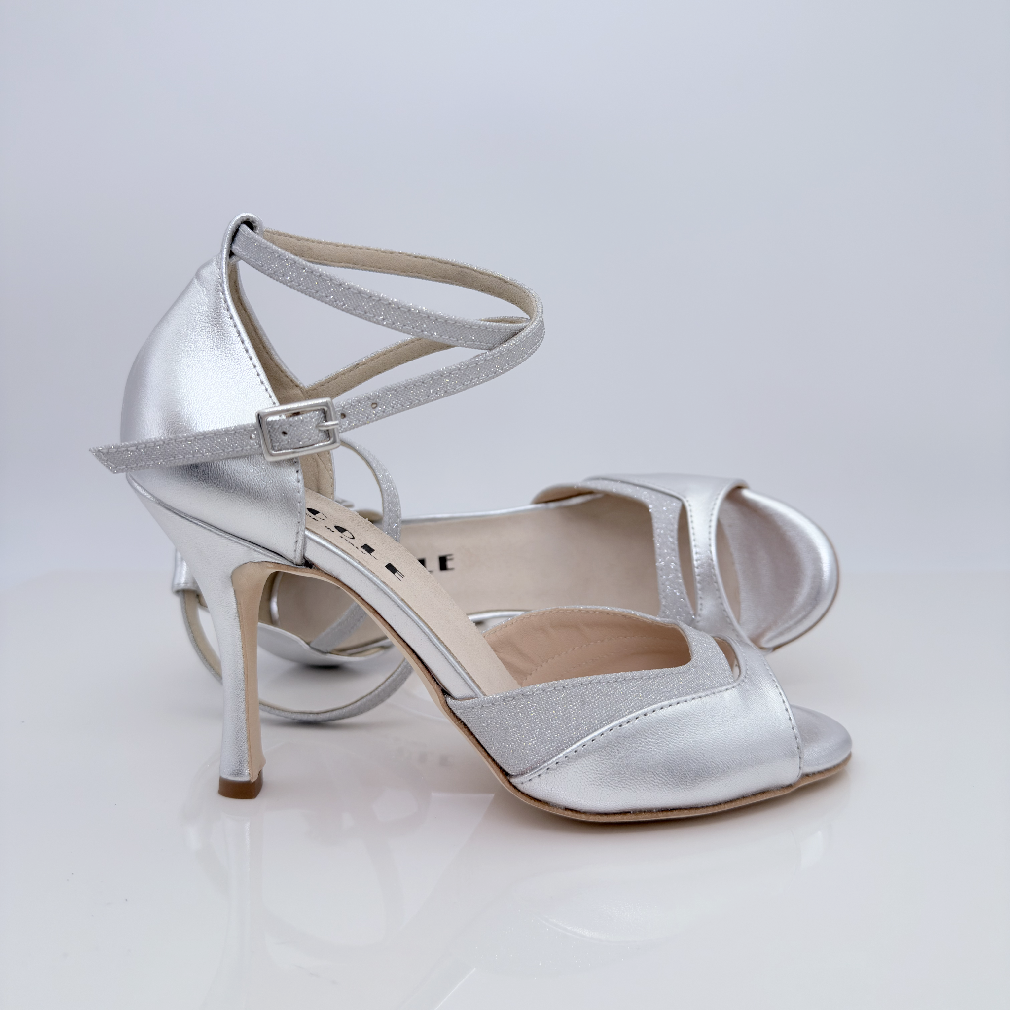 Dettaglio tomaia Chloe art. 225-T1 doppia fascia morbida avvolgente elegante punta aperta F1P5 cinturino incrociato 2CAI pelle laminata argento microglitter argento tacco spillo 9HS suola cuoio Nicole Rimini made in Italy
