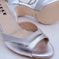 Chloe art. 225-T1 Nicole Rimini vista laterale pelle laminata argento microglitter argento tacco spillo 9HS suola cuoio punta aperta cinturino incrociato alla caviglia Armoniosa Atelier Creativo edizione limitata personalizzata
