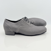 Dettaglio tomaia Daniel art. 308 pelle grigia lacci cotone non cerati 2CAL punta chiusa F5P2 scarpa da ballo uomo caraibici Nicole Rimini made in Italy senza cuciture pianta del piede
