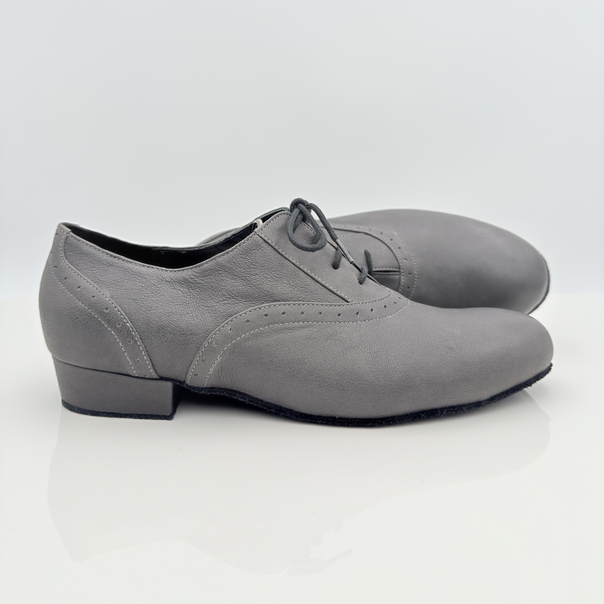 Dettaglio tomaia Daniel art. 308 pelle grigia lacci cotone non cerati 2CAL punta chiusa F5P2 scarpa da ballo uomo caraibici Nicole Rimini made in Italy senza cuciture pianta del piede
