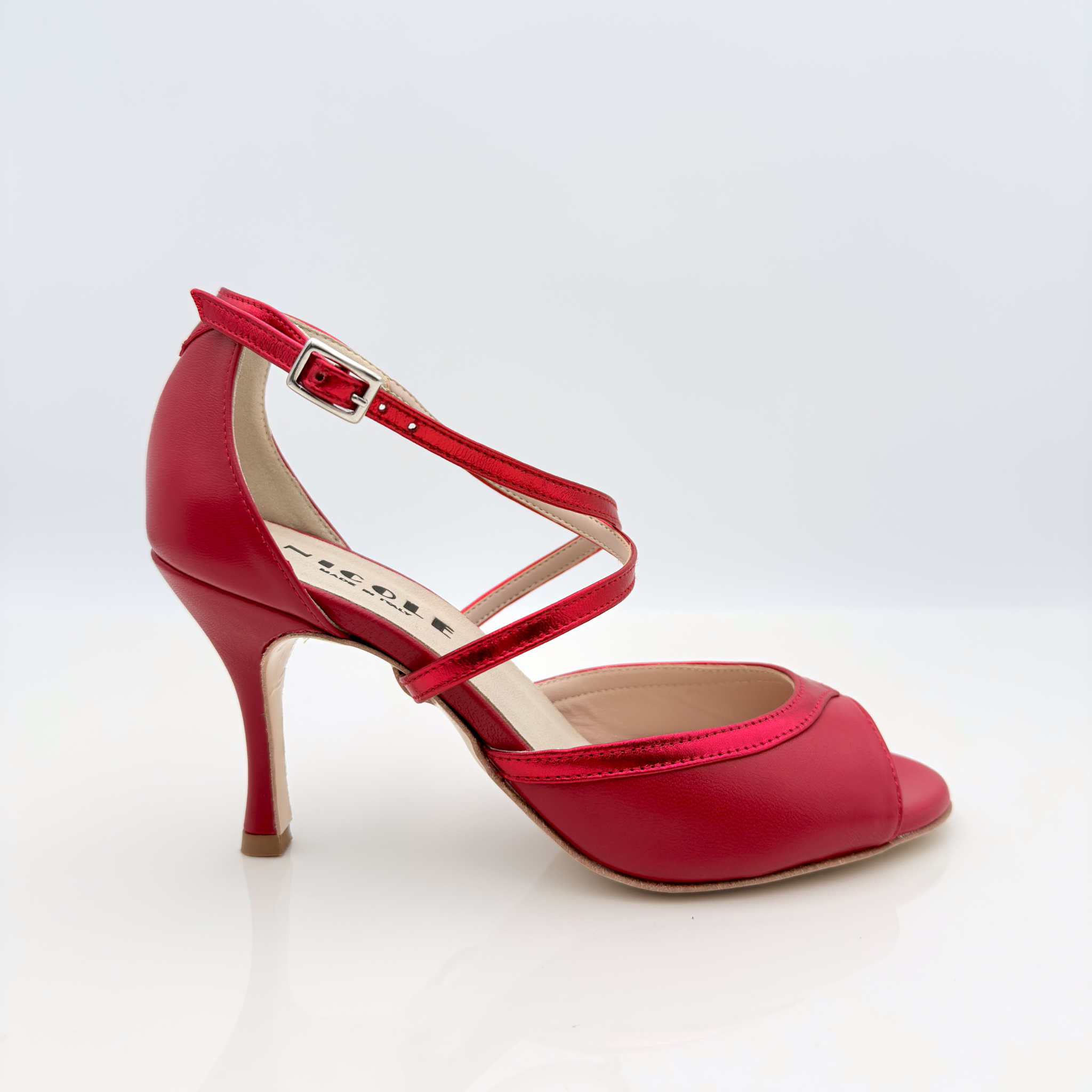 Dettaglio cinturino incrociato collo piede 1CAI punta aperta semi-arrotondata F1P1 Dany art. 172 pelle rossa laminata rossa scarpa elegante Nicole Rimini
