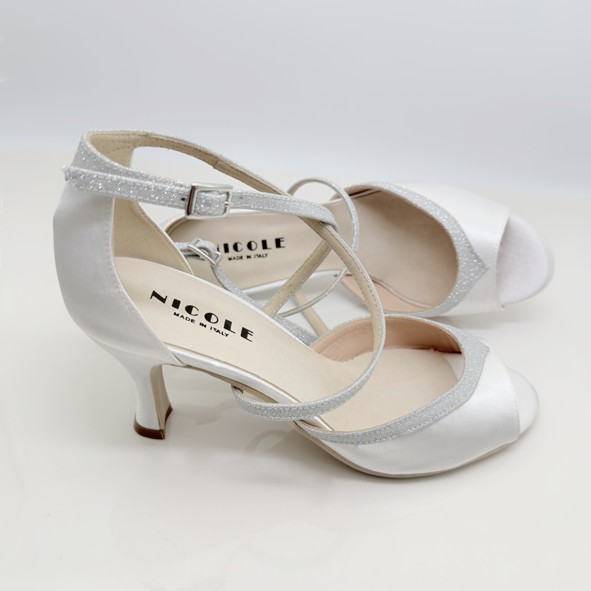 Dettaglio cinturino incrociato collo del piede Mod. 1CAI Dany art. 172 tessuto raso bianco microglitter argento fascia semplice punta affusolata F3P3 scarpa cerimonia Nicole Rimini made in Italy
