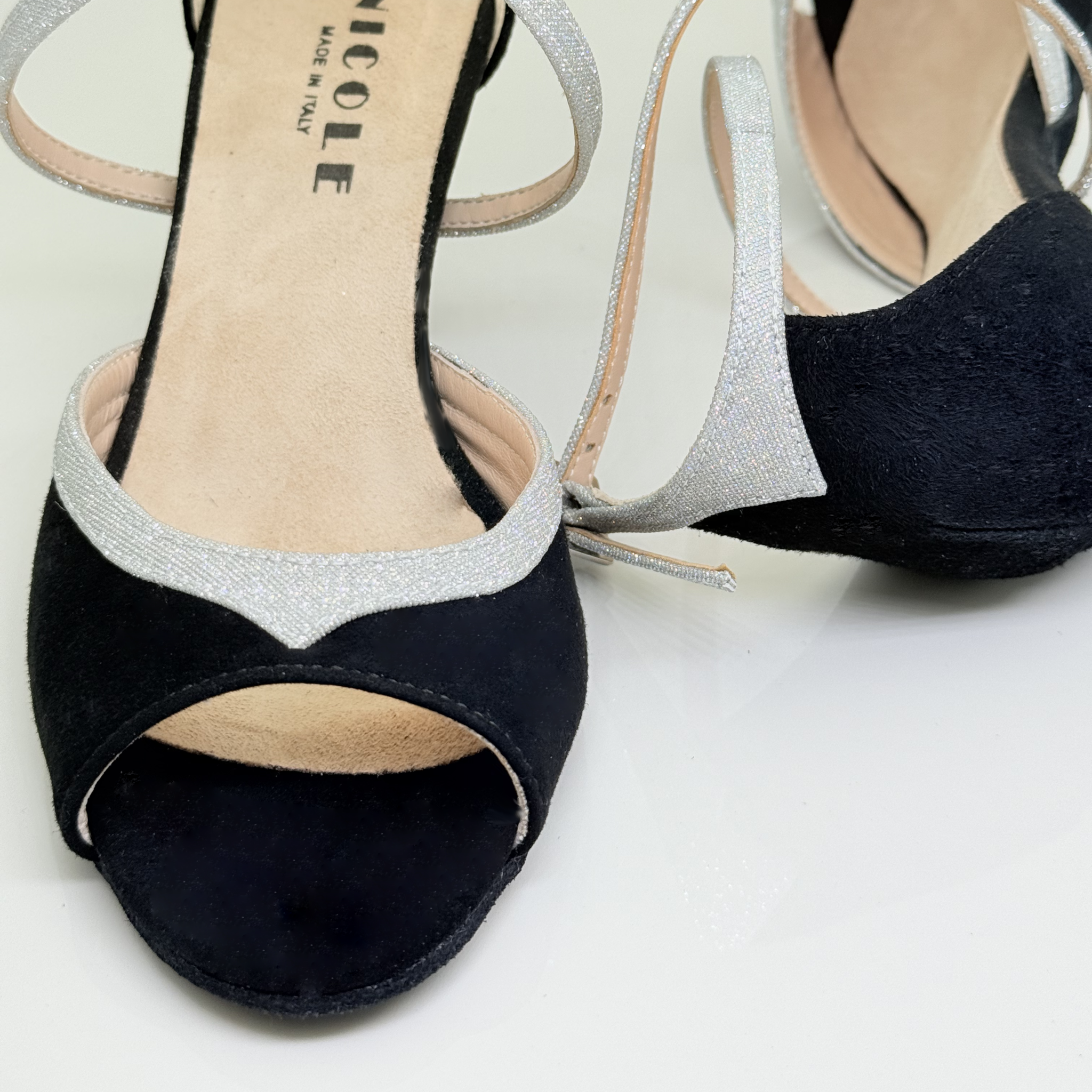 Dany 172 Camoscio Nero e Microglitter Argento Cinturino 1CAI Tacco Rocchetto 7HR | Nicole Rimini | Scarpa Ballo Donna Bicolore Suola Bufala Made in Italy