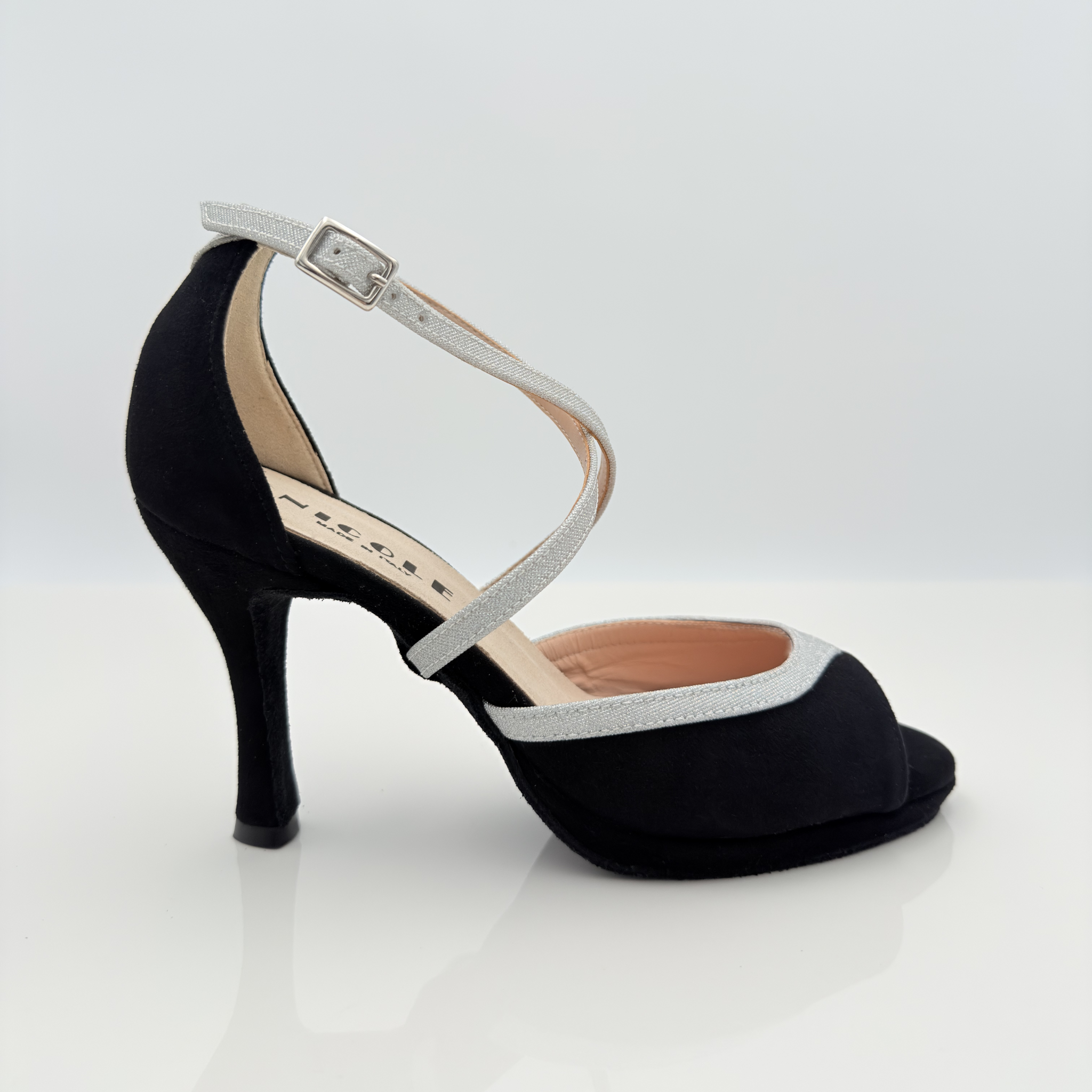 Dany art. 172P scarpa da ballo donna camoscio nero microglitter argento plateau 1cm tacco rocchetto 9cm vista frontale cinturino incrociato collo piede 1CAI punta affusolata suola bufala salsa bachata Nicole Rimini made in Italy
