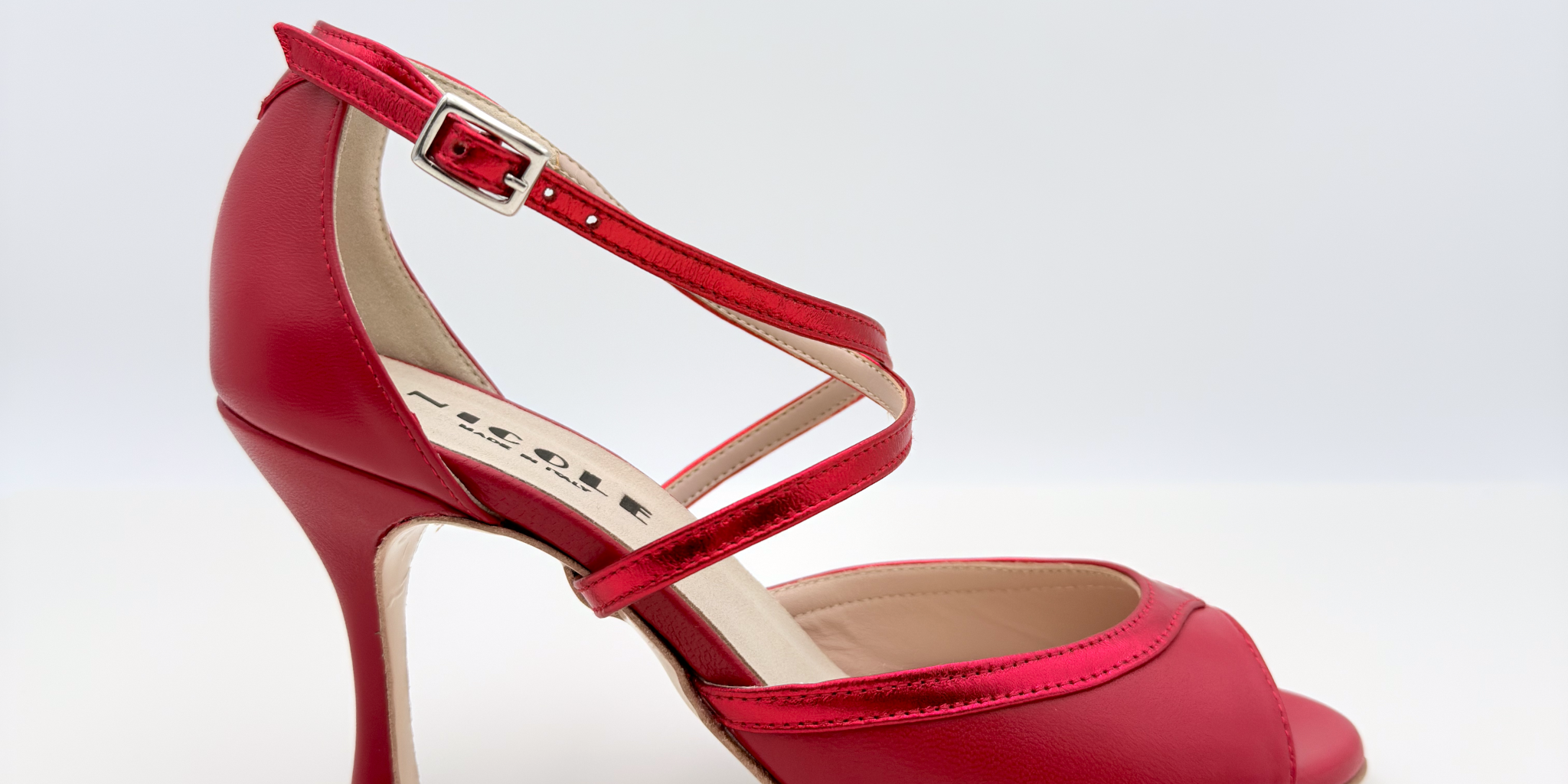 Dettaglio cinturino incrociato collo piede Mod. 1CAI Dany art. 172 pelle rossa laminata rossa fascia semplice fibbia regolabile scarpa elegante Nicole Rimini
