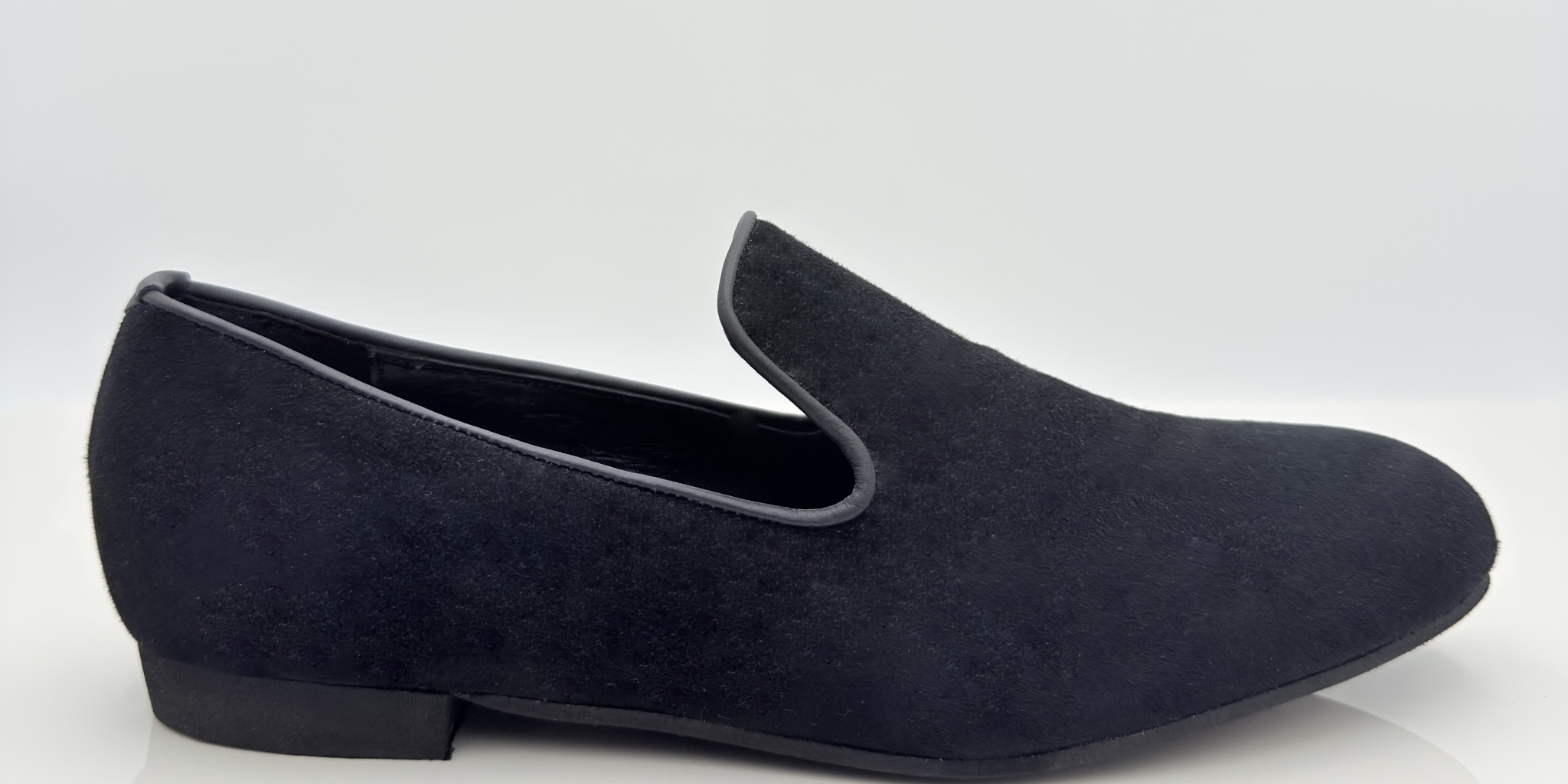 Diego art. 305 Nicole Rimini vista frontale camoscio nero mocassino slip-on 1CAM punta chiusa scrollo quadrato F5P2 tacco basso 1,5HU uomo scarpe caraibici uomo modello mocassino da ballo senza lacci
