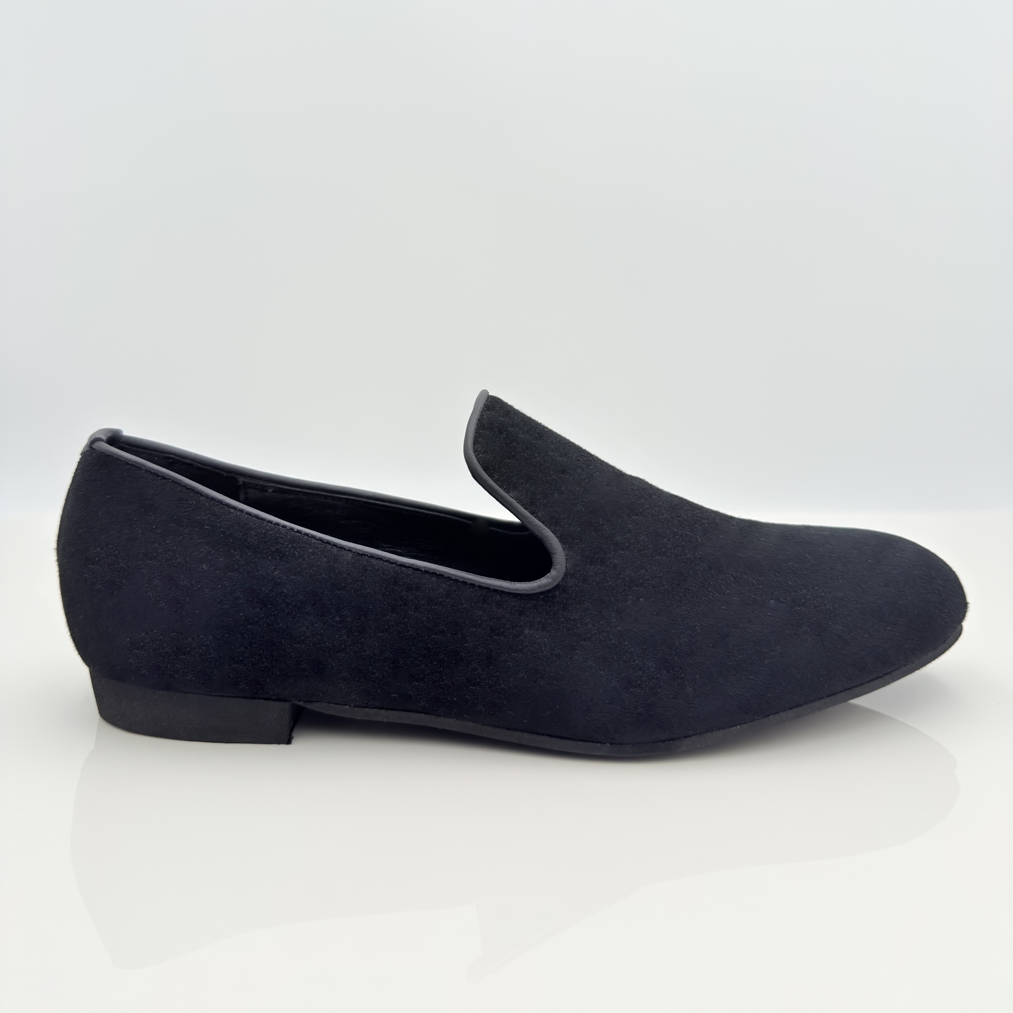 Diego art. 305 Nicole Rimini vista frontale camoscio nero mocassino slip-on 1CAM punta chiusa scrollo quadrato F5P2 tacco basso 1,5HU uomo scarpe caraibici uomo modello mocassino da ballo senza lacci
