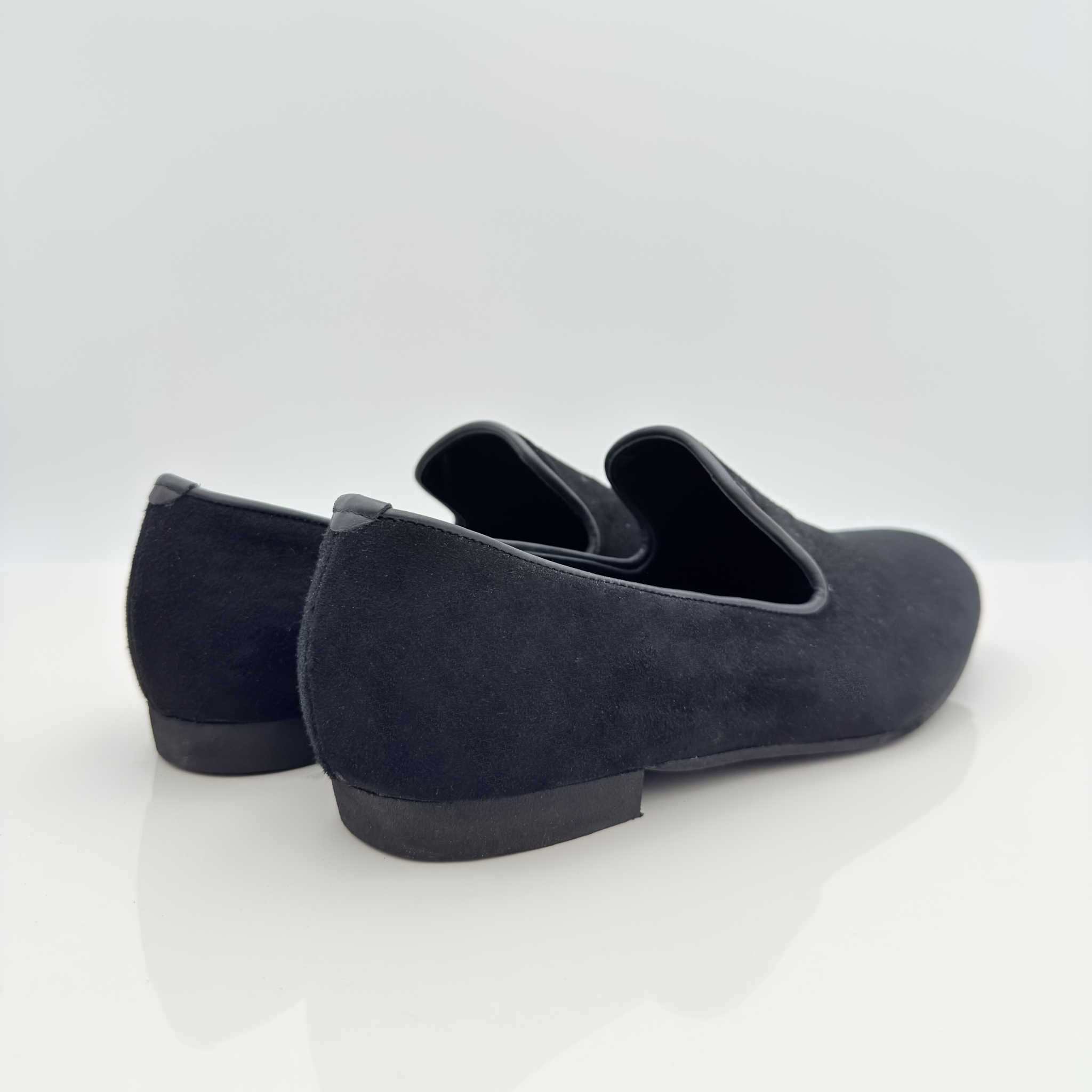 Vista laterale Diego art. 305 Nicole Rimini camoscio nero tacco basso 1,5HU punta chiusa scrollo quadrato F5P2 mocassino slip-on 1CAM suola gomma liscia scarpe salsa bachata uomo
