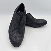 Dettaglio tomaia Elias art. 300 Nicole Rimini — mocassino slip-on Mod. 1CAM con elastico interno camoscio Narciso nero punta chiusa uomo scarpe tango made in Italy
