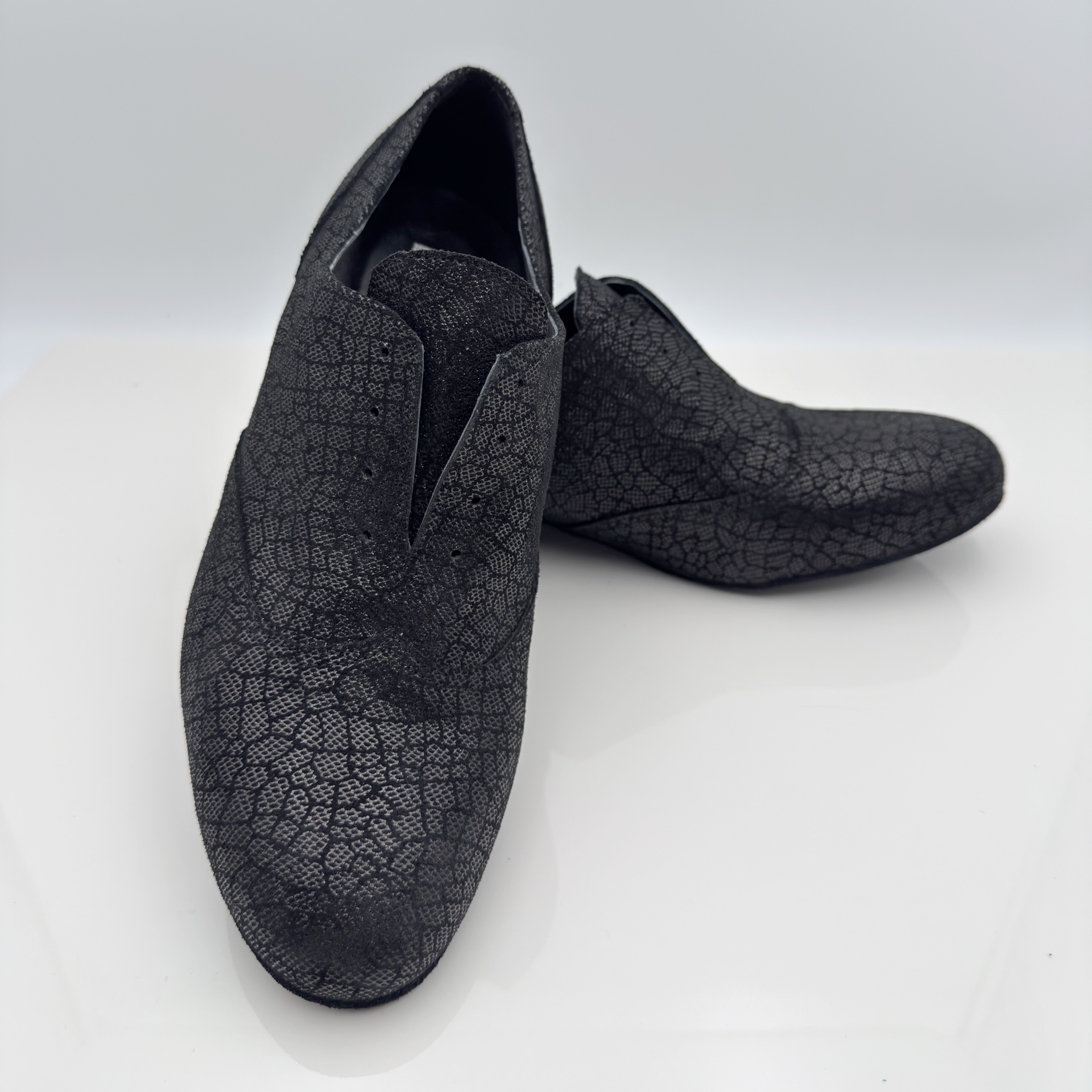Dettaglio tomaia Elias art. 300 Nicole Rimini — mocassino slip-on Mod. 1CAM con elastico interno camoscio Narciso nero punta chiusa uomo scarpe tango made in Italy
