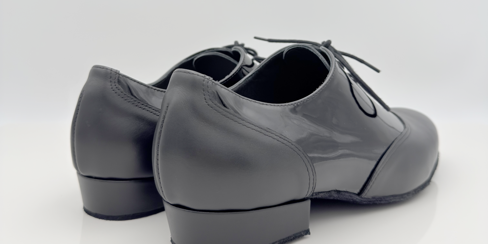 Elias art. 300 Nicole Rimini scarpa ballo uomo bicolore pelle nera e verniciata nera tacco basso 2,5HSU punta chiusa scrollo quadrato F5P2 suola bufala danze standard balli da sala artigianale italiano
