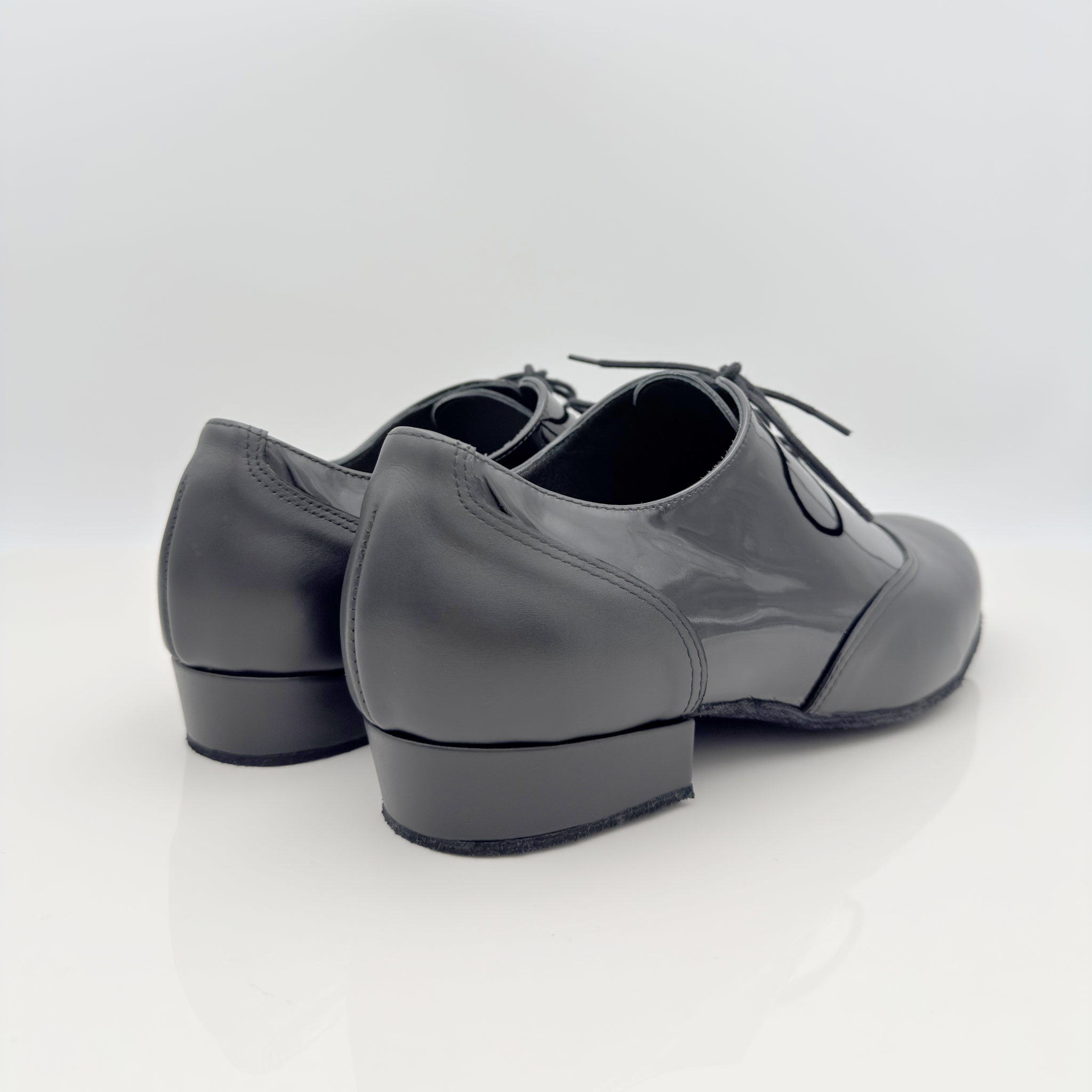 Elias art. 300 Nicole Rimini scarpa ballo uomo bicolore pelle nera e verniciata nera tacco basso 2,5HSU punta chiusa scrollo quadrato F5P2 suola bufala danze standard balli da sala artigianale italiano
