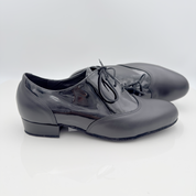 Dettaglio lacci cotone non cerati Mod. 2CAL Elias art. 300 scarpa ballo uomo pelle nera e verniciata nera tomaia chiusa pianta larga punta chiusa danze standard Nicole Rimini made in Italy
