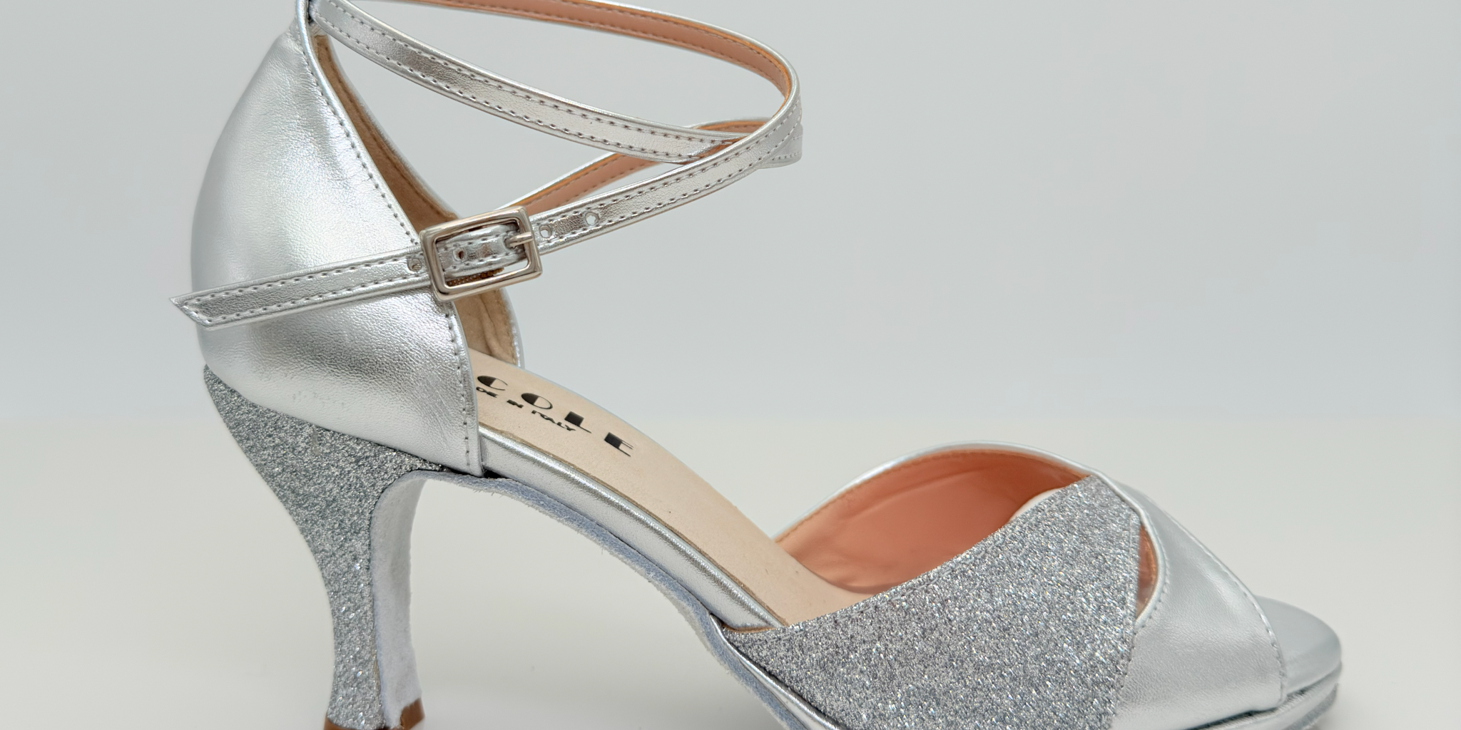Elisa art. 117 Nicole Rimini scarpe da ballo liscio folk romagnolo in pelle laminata argento e tessuto glitter fine argento, cinturino incrociato alla caviglia Mod. 2CAI, tacco rocchetto 7HR, plateau 1 cm, punta aperta semi-arrotondata F1P1, made in Italy
