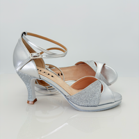 Dettaglio tomaia fascia a farfalla Elisa art. 117 Nicole Rimini, cinturino incrociato alla caviglia Mod. 2CAI con doppia cucitura di rinforzo, pelle laminata argento, adatta a piedi con pianta larga, scarpe ballo liscio made in Italy
