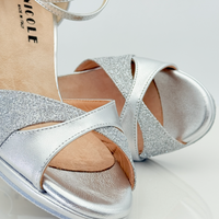 Elisa art. 117 Nicole Rimini vista posteriore, tacco rocchetto 7HR 7 cm con struttura portante centrale, plateau 1 cm, punta aperta semi-arrotondata Mod. F1P1, pelle laminata argento glitter, scarpe da ballo liscio folk romagnolo donna
