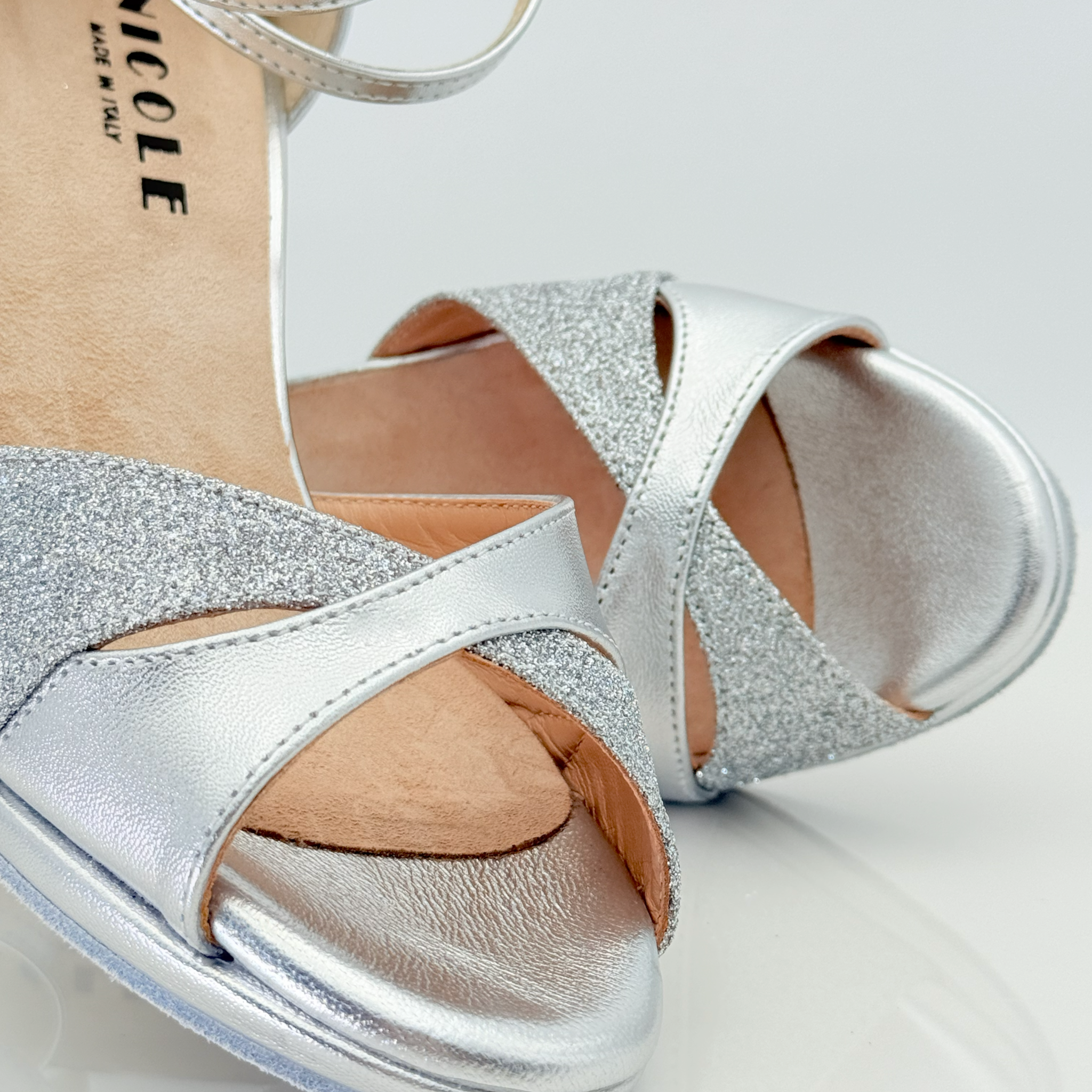 Elisa art. 117 Nicole Rimini vista posteriore, tacco rocchetto 7HR 7 cm con struttura portante centrale, plateau 1 cm, punta aperta semi-arrotondata Mod. F1P1, pelle laminata argento glitter, scarpe da ballo liscio folk romagnolo donna
