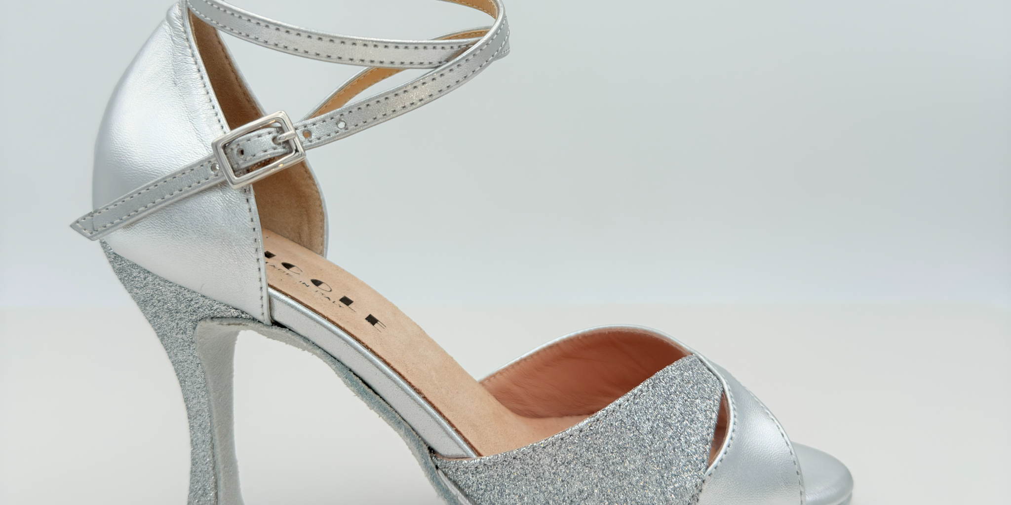 Elisa art. 117 Nicole Rimini scarpe da ballo liscio folk romagnolo pelle laminata argento e tessuto glitter fine argento, tacco rocchetto 9HR, plateau 1 cm, cinturino incrociato caviglia Mod. 2CAI, punta aperta semi-arrotondata F1P1, made in Italy
