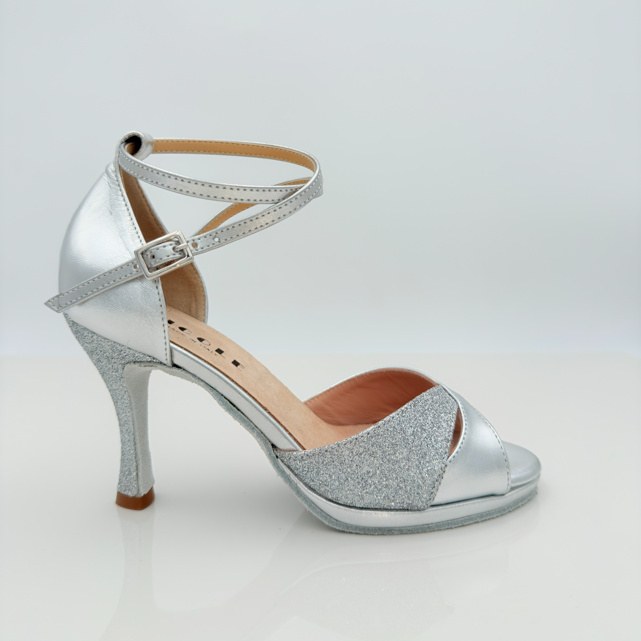 Elisa art. 117 Nicole Rimini scarpe da ballo liscio folk romagnolo pelle laminata argento e tessuto glitter fine argento, tacco rocchetto 9HR, plateau 1 cm, cinturino incrociato caviglia Mod. 2CAI, punta aperta semi-arrotondata F1P1, made in Italy
