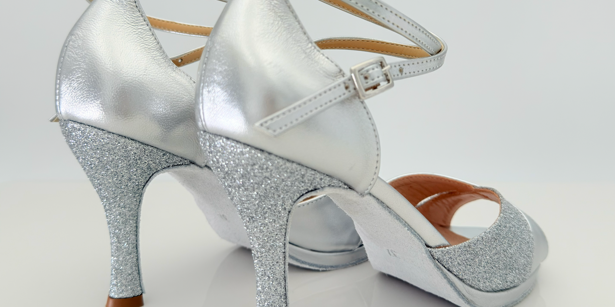 Elisa art. 117 Nicole Rimini vista laterale pelle laminata argento glitter fine argento, tacco rocchetto 9 centimetri plateau 1 cm, tomaia fascia a farfalla avvolgente pianta larga, cinturino incrociato 2CAI, scarpe liscio folk romagnolo artigianali italiane
